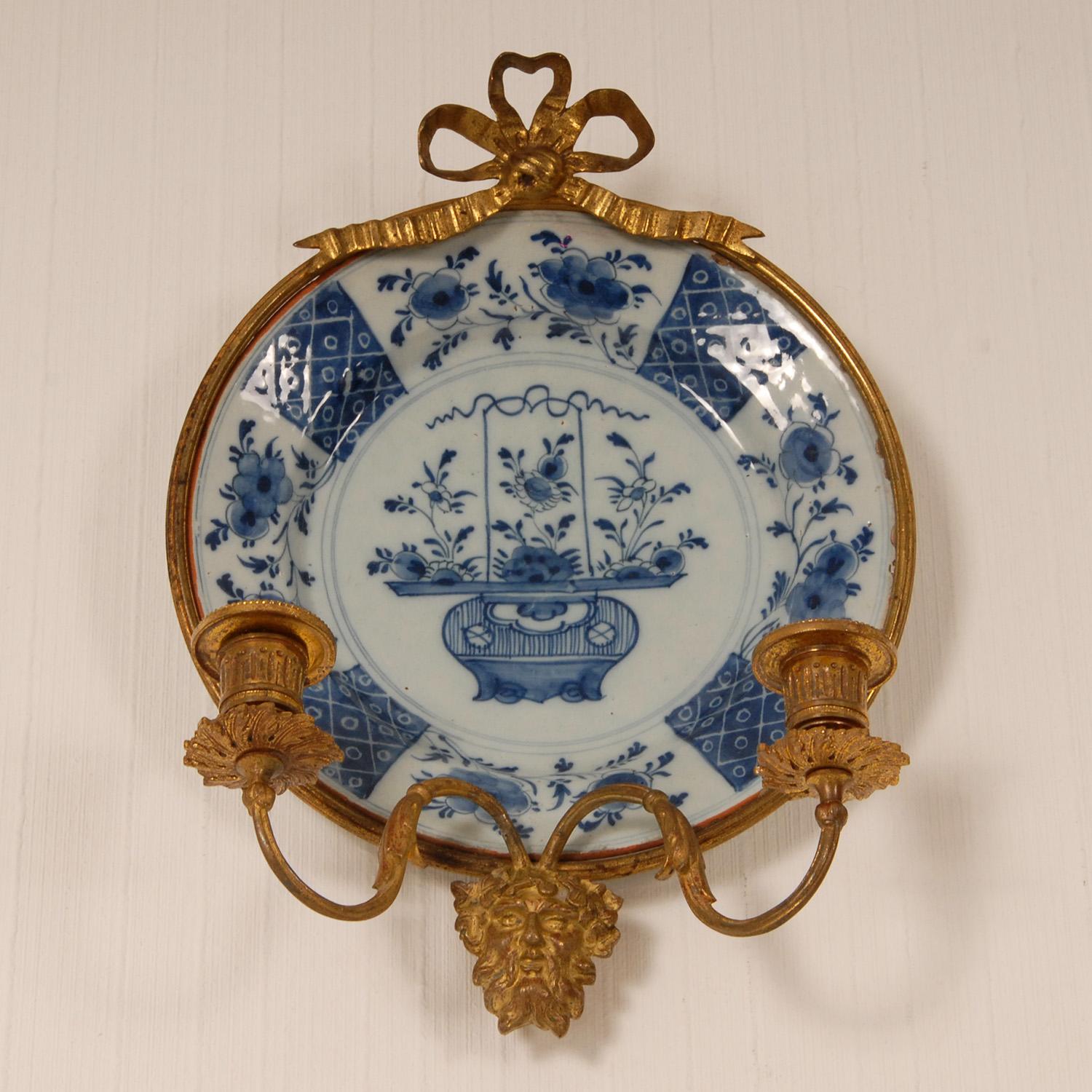 18th Century Delft Wall Sconces Candelabra Chinoiserie Kangxi Style a pair In Good Condition For Sale In Wommelgem, VAN