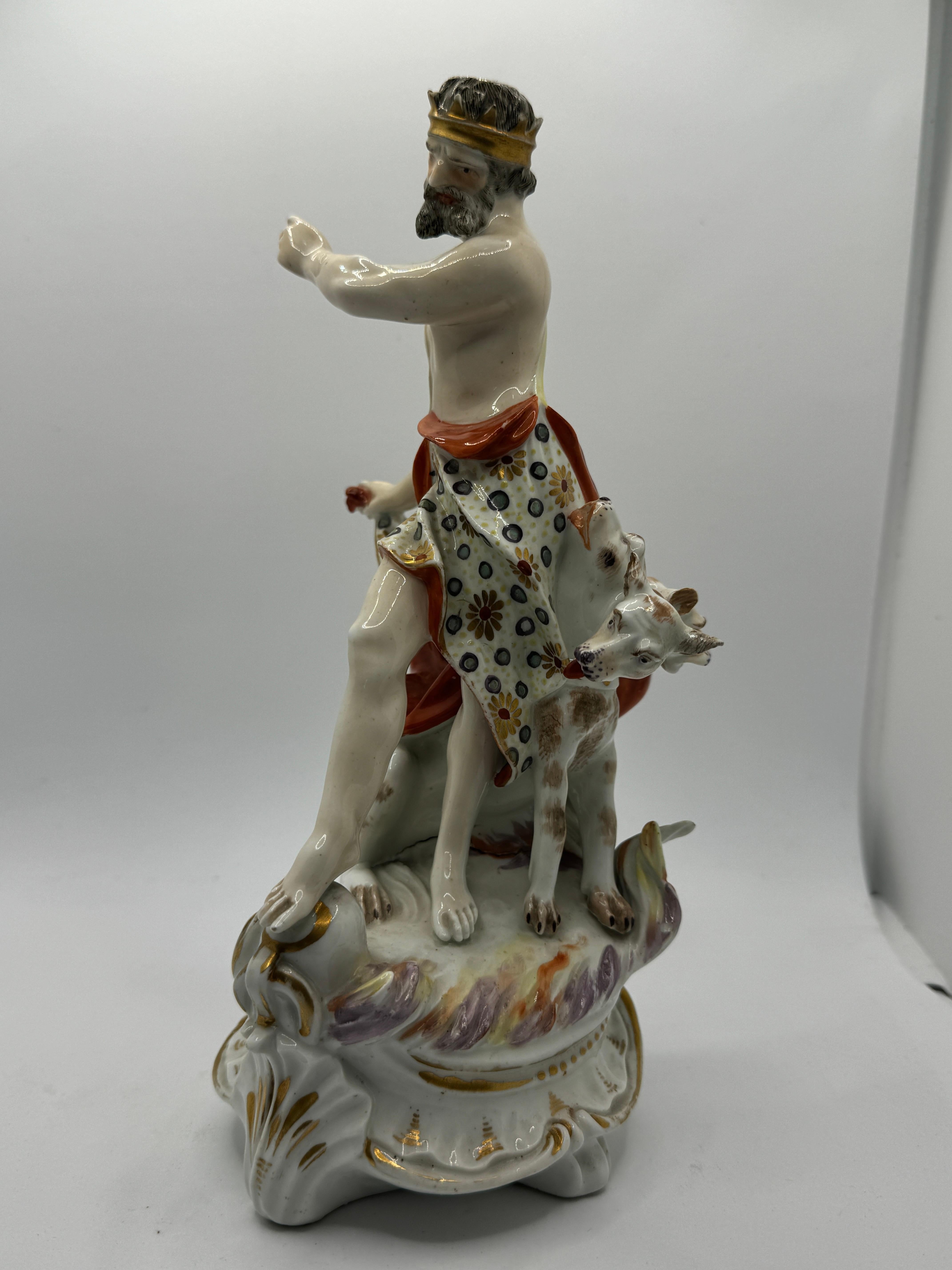 Grupo de figuras de Plutón y Cerbero de porcelana Derby del siglo XVIII, paño de manchas rojas sobre base de volutas doradas, hacia 1770 