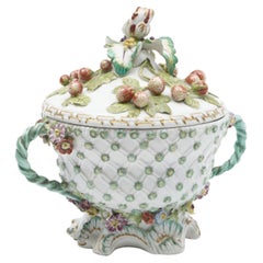 Soupière à fraises sur pied et couvercle en porcelaine de Derby du XVIIIe siècle