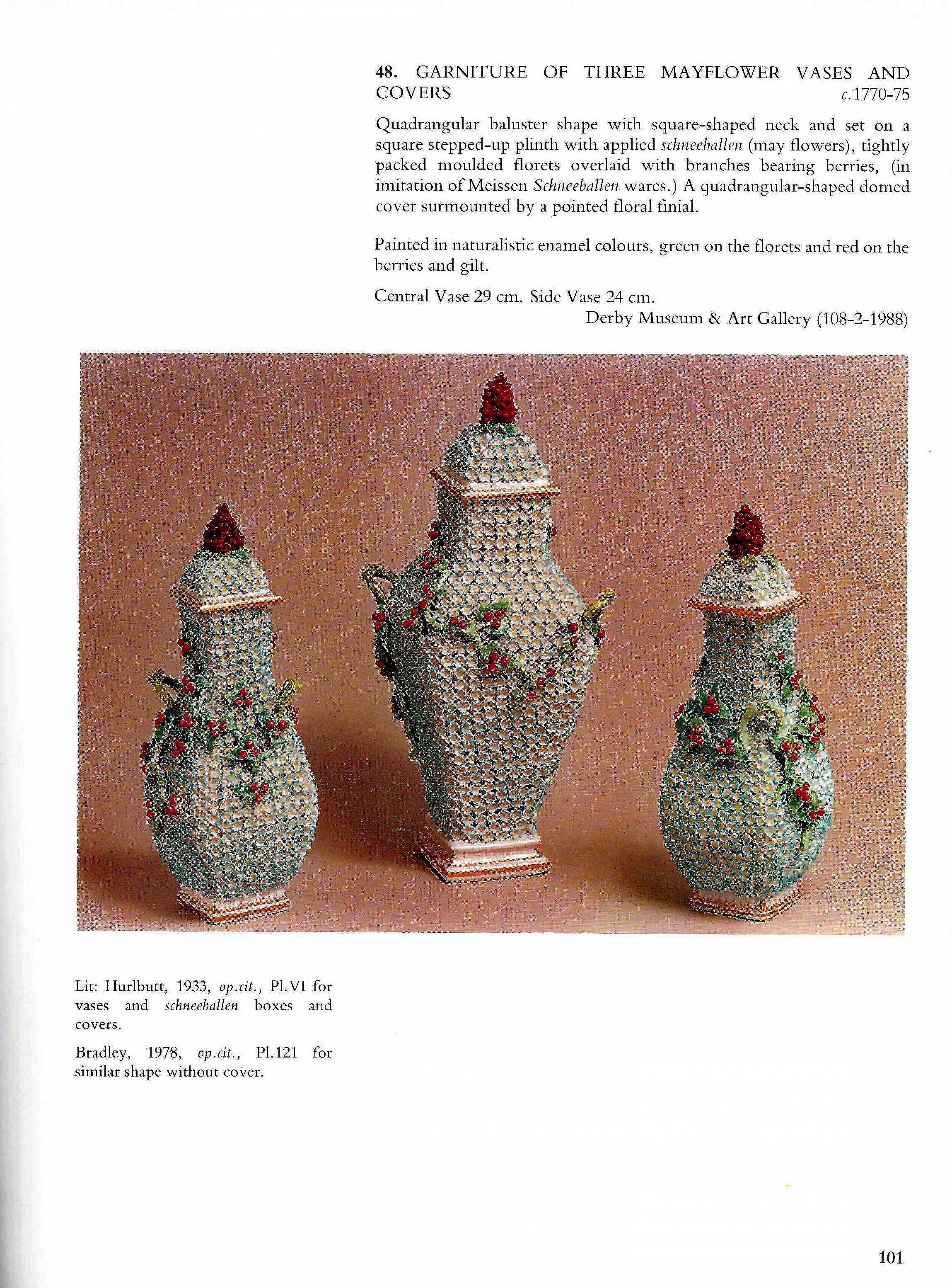 Derby Porzellan Vase mit Maiblütendekoration, 
ca. 1770-1775
(Ref: VM0041)

Die vierseitig geformte Balustervase und der Deckel mit quadratischem Hals und Fuß sind mit einem Muster aus mehreren dicht gepackten Maiblüten oder Maiblumen