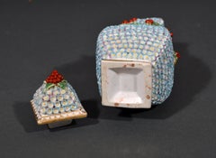 Derby Porcelain May Blossom Schneeballen Vase and Cover, England, 1770s