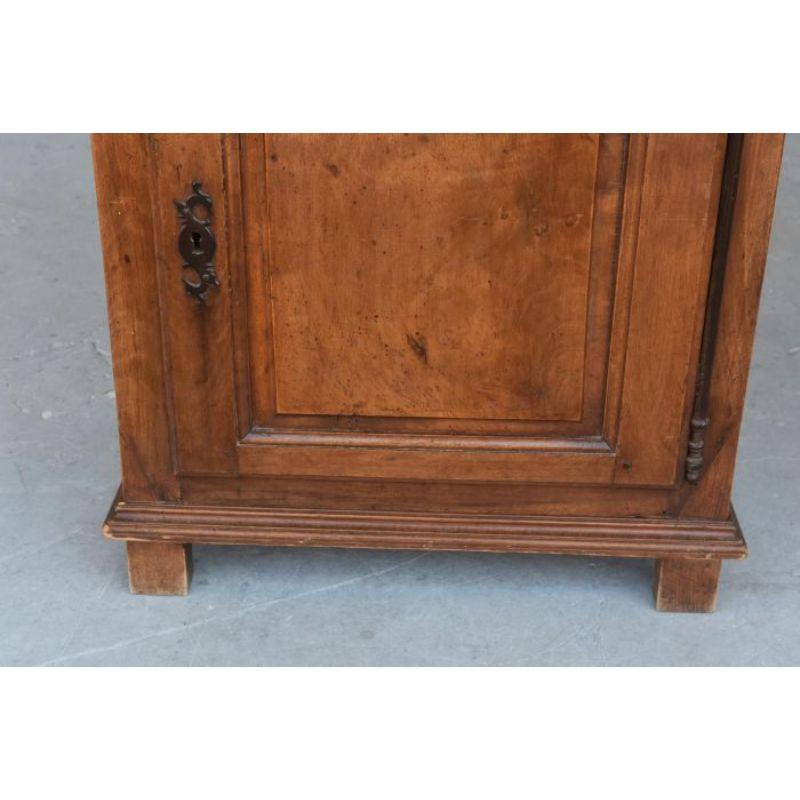 Small rustic piece of furniture that can serve as a desk or jam maker from the 18th century in walnut, 87 cm high, 66 cm wide and 46 cm deep. some small restorations to be planned

Style: asian-style
Material: Walnut