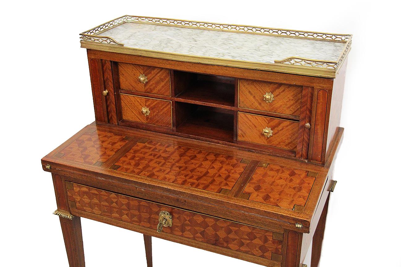 18th century desk secretary in mahogany marquetry of cubes and white marble
Desk secretary called 