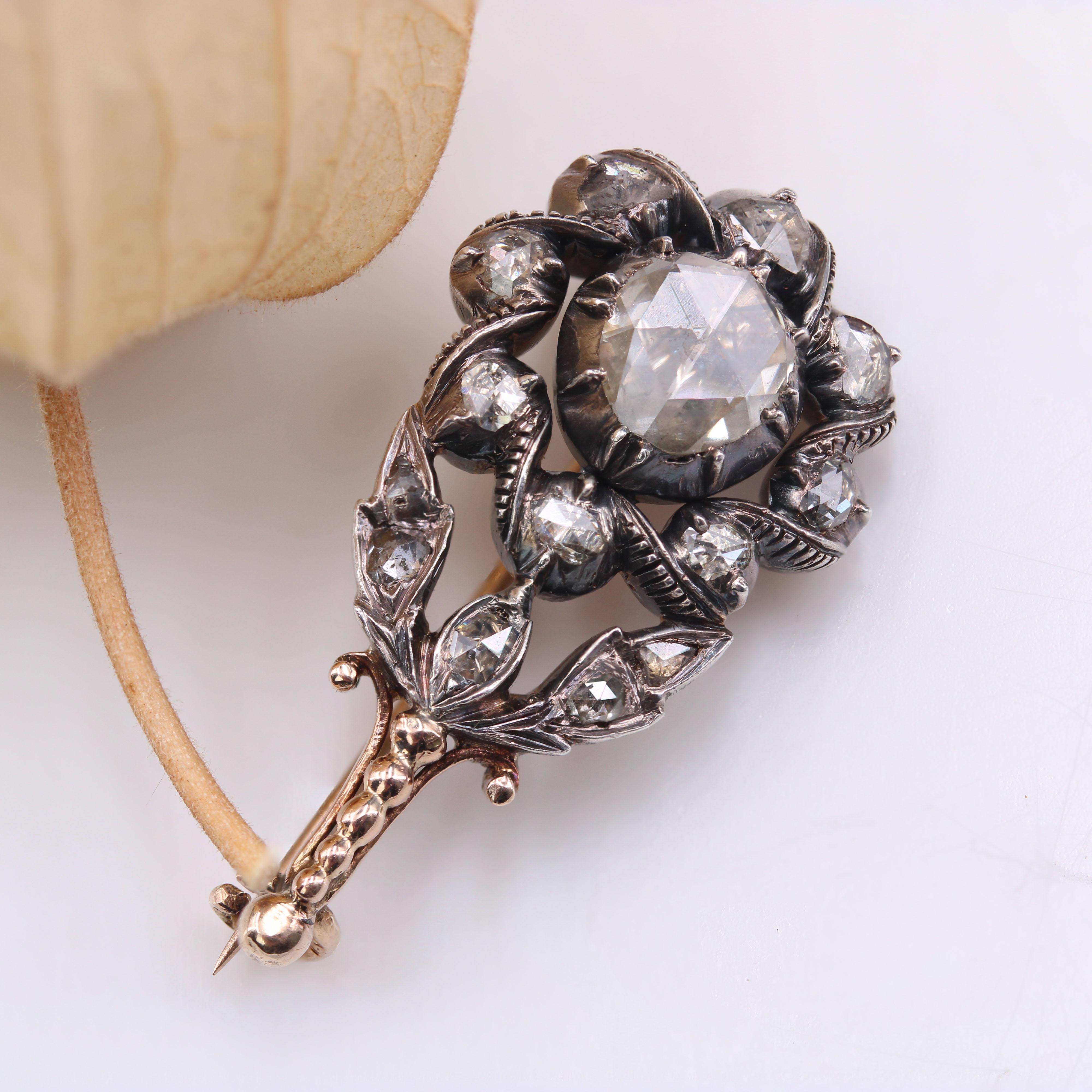 Blumenbrosche aus 18 Karat Roségold und Silber mit Diamanten aus dem 18. Jahrhundert im Angebot 4
