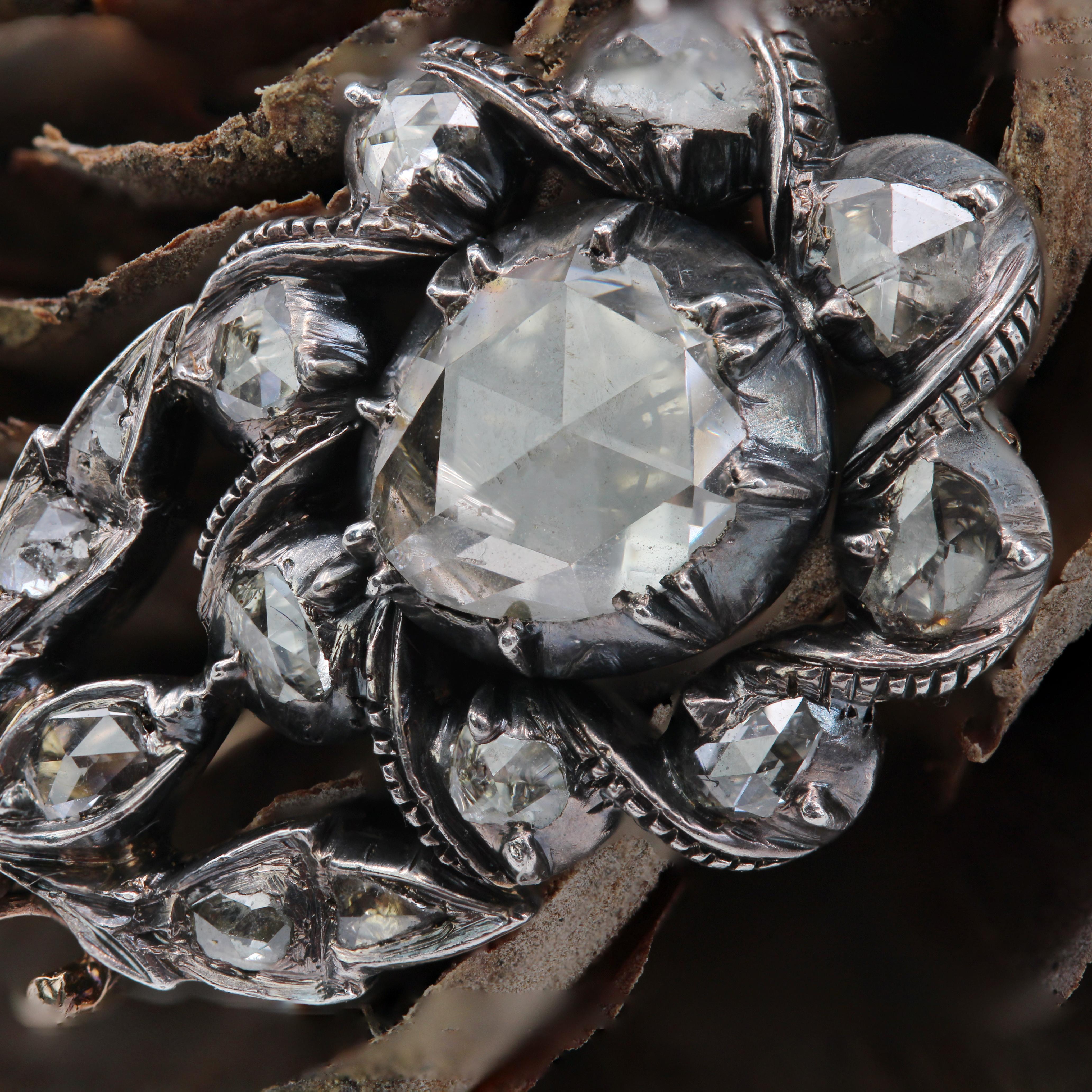 Broche fleur en or rose 18 carats et argent du 18e siècle, ornée de diamants en vente 7