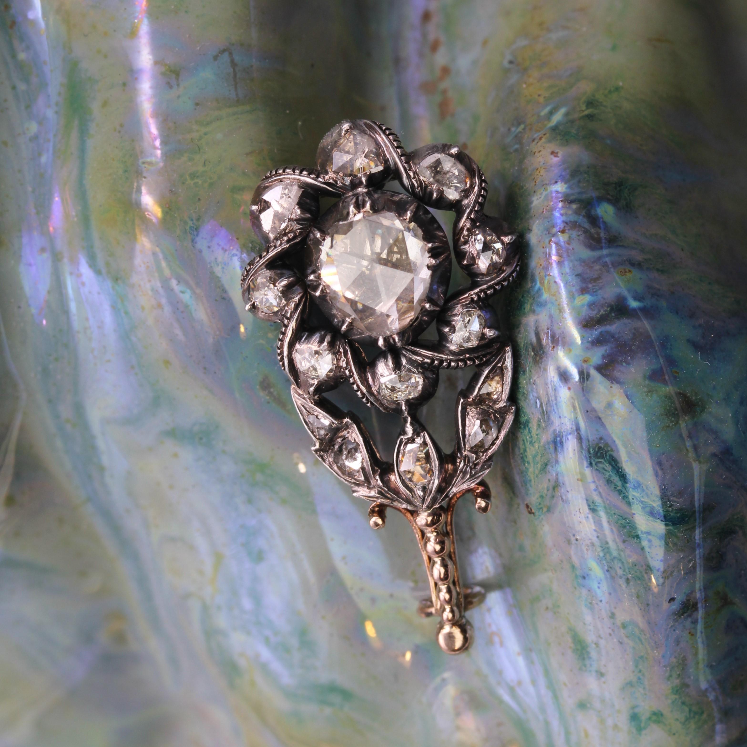 Broche fleur en or rose 18 carats et argent du 18e siècle, ornée de diamants en vente 10