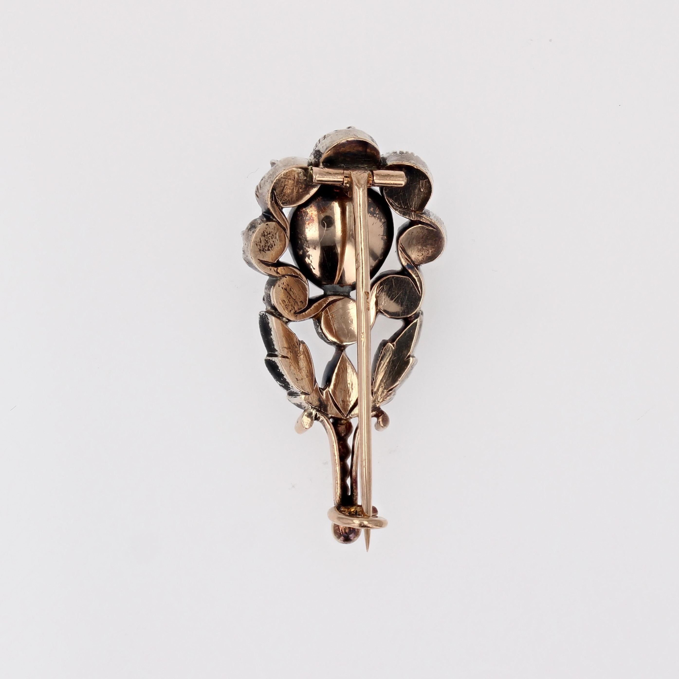 Broche fleur en or rose 18 carats et argent du 18e siècle, ornée de diamants en vente 12
