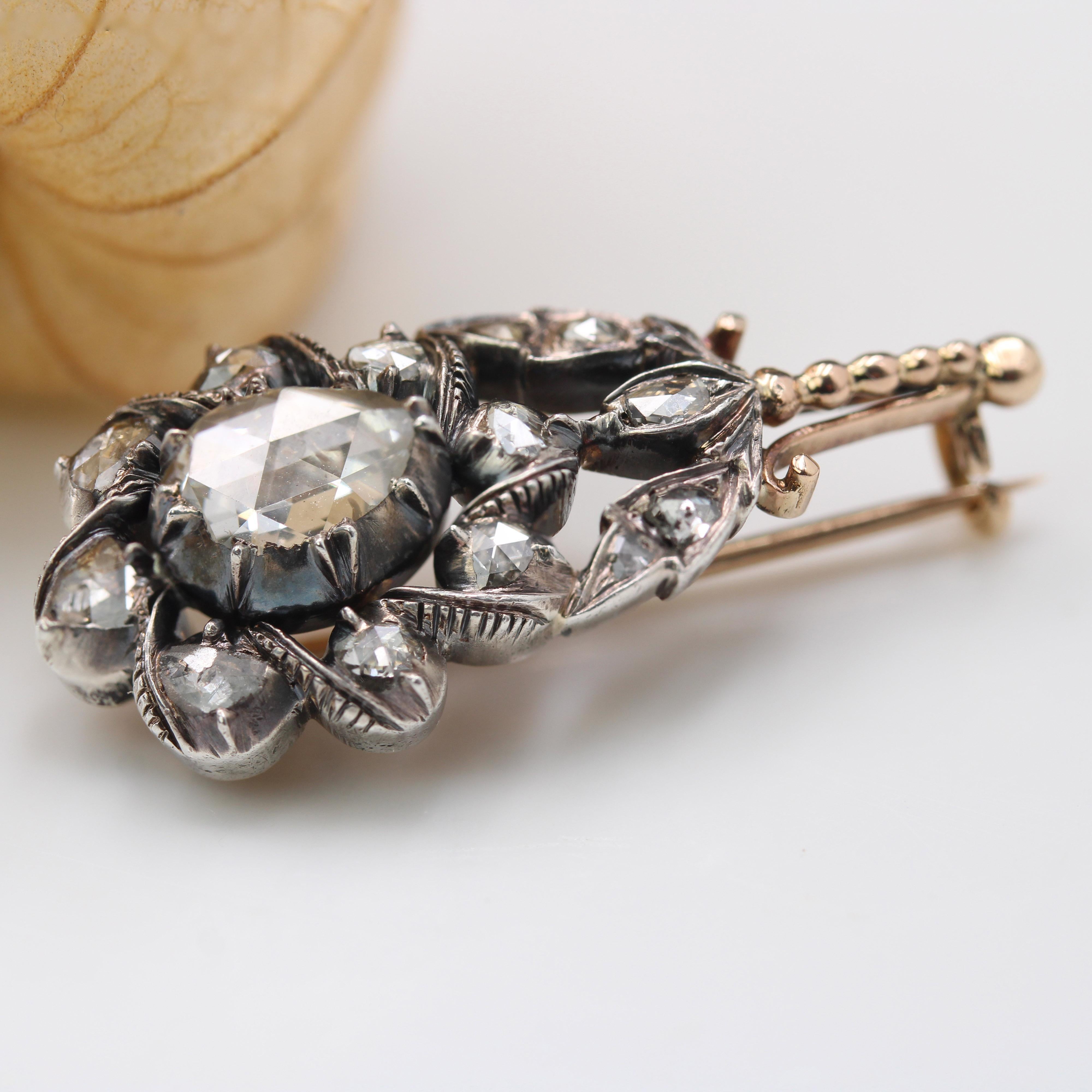 Blumenbrosche aus 18 Karat Roségold und Silber mit Diamanten aus dem 18. Jahrhundert im Angebot 1