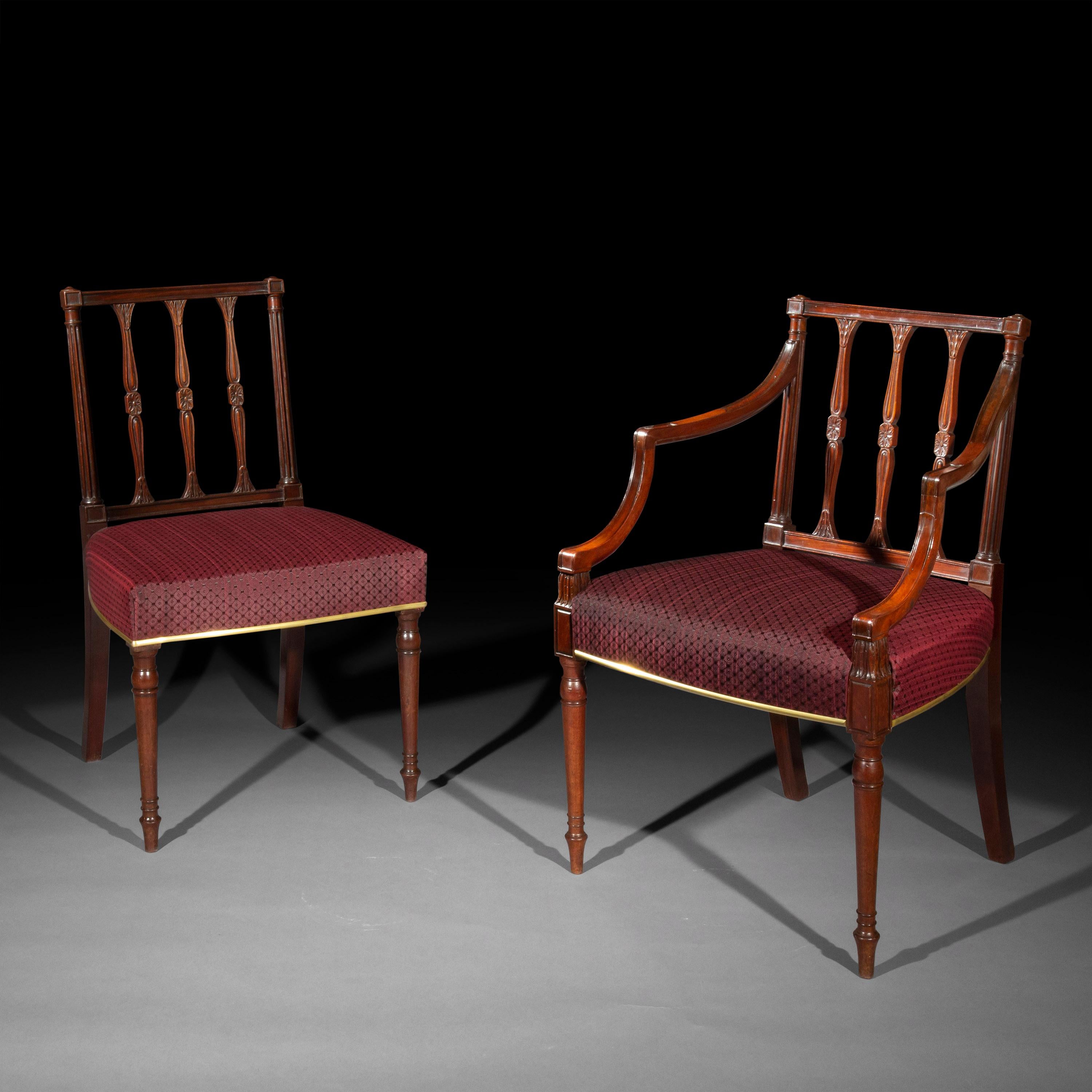 Ein außergewöhnlich seltener, eleganter und hochwertiger Satz von acht Esszimmerstühlen aus der Zeit von George III. Englisch, um 1780. 

Warum wir sie mögen

Wunderbar elegantes Modell, das sehr zart aussieht, aber in Wirklichkeit ungewöhnlich