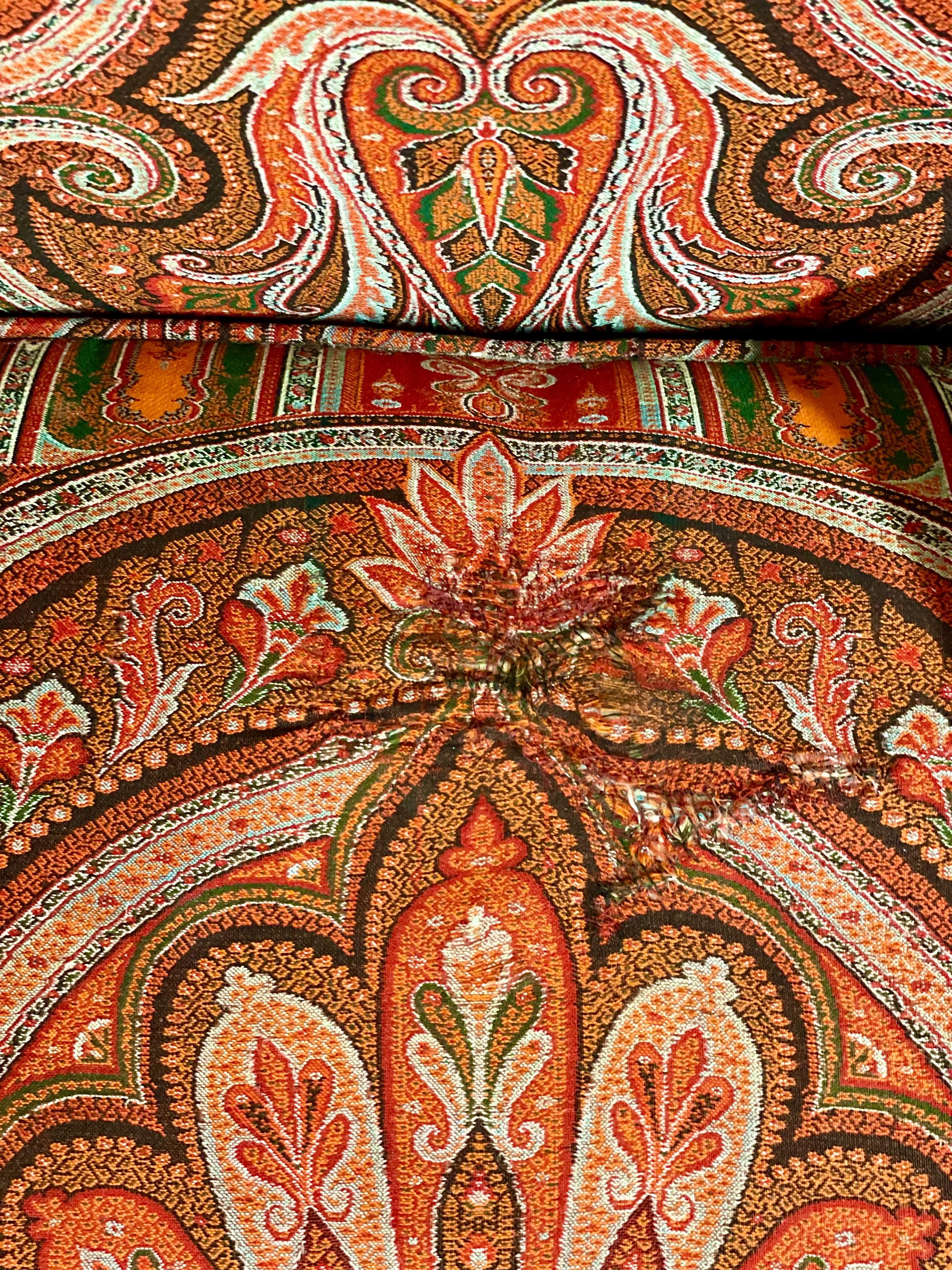 Silla Bergère Directoire del siglo XVIII con tapicería de Paisley Tallado a mano en venta