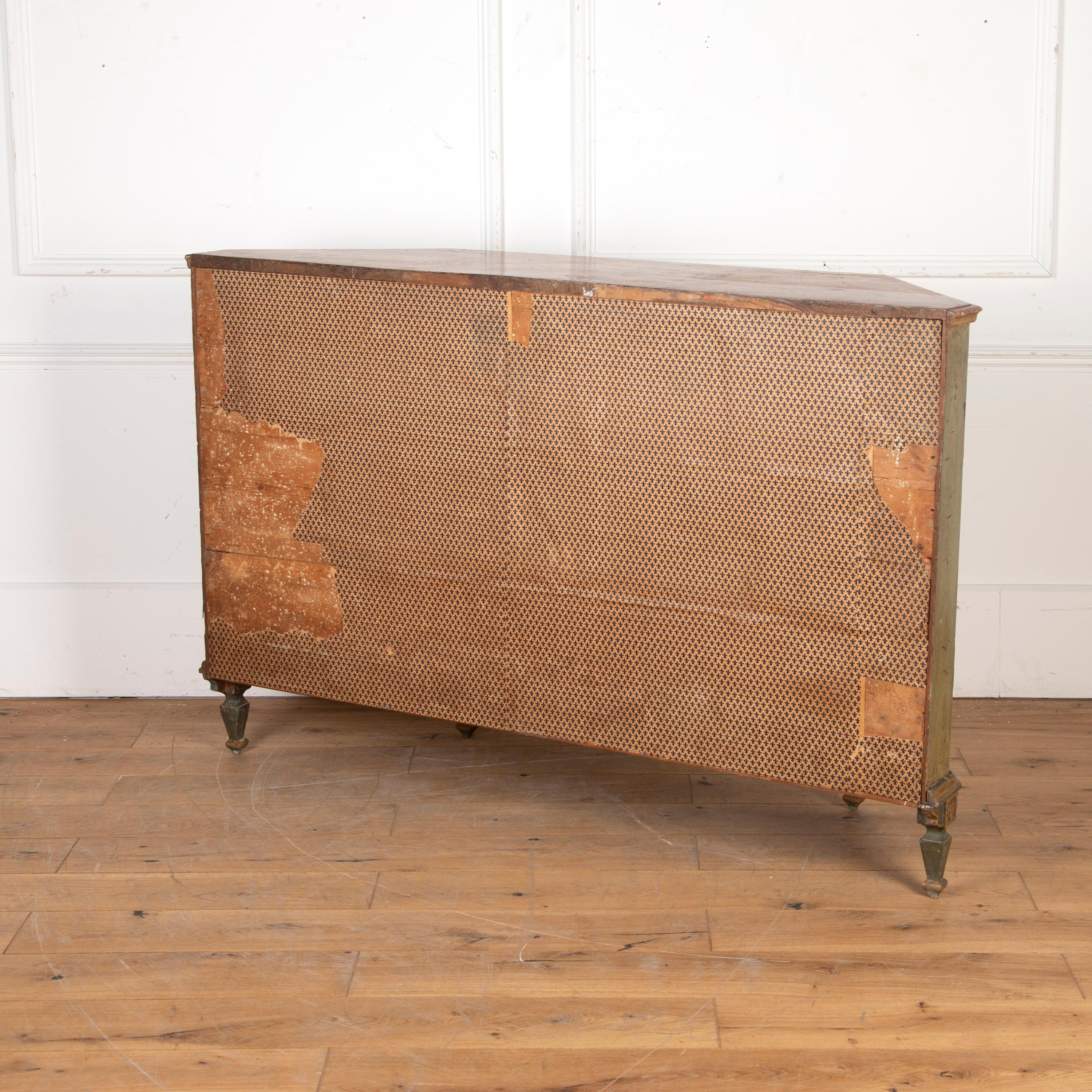 Late 18th century Directoire period hand-painted Italian credenza cabinet. Venetian, circa 1780-1790.

This is a beautiful piece with its original rich hand-painted details and patina.

Featuring a large center cupboard with a middle shelf, with