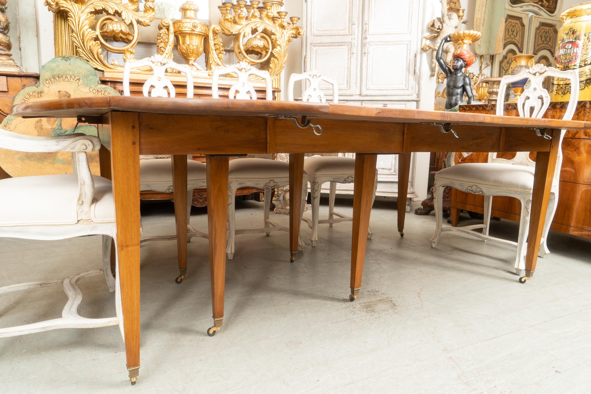 18th Century Directoire Walnut Extension Table In Good Condition In New Orleans, LA