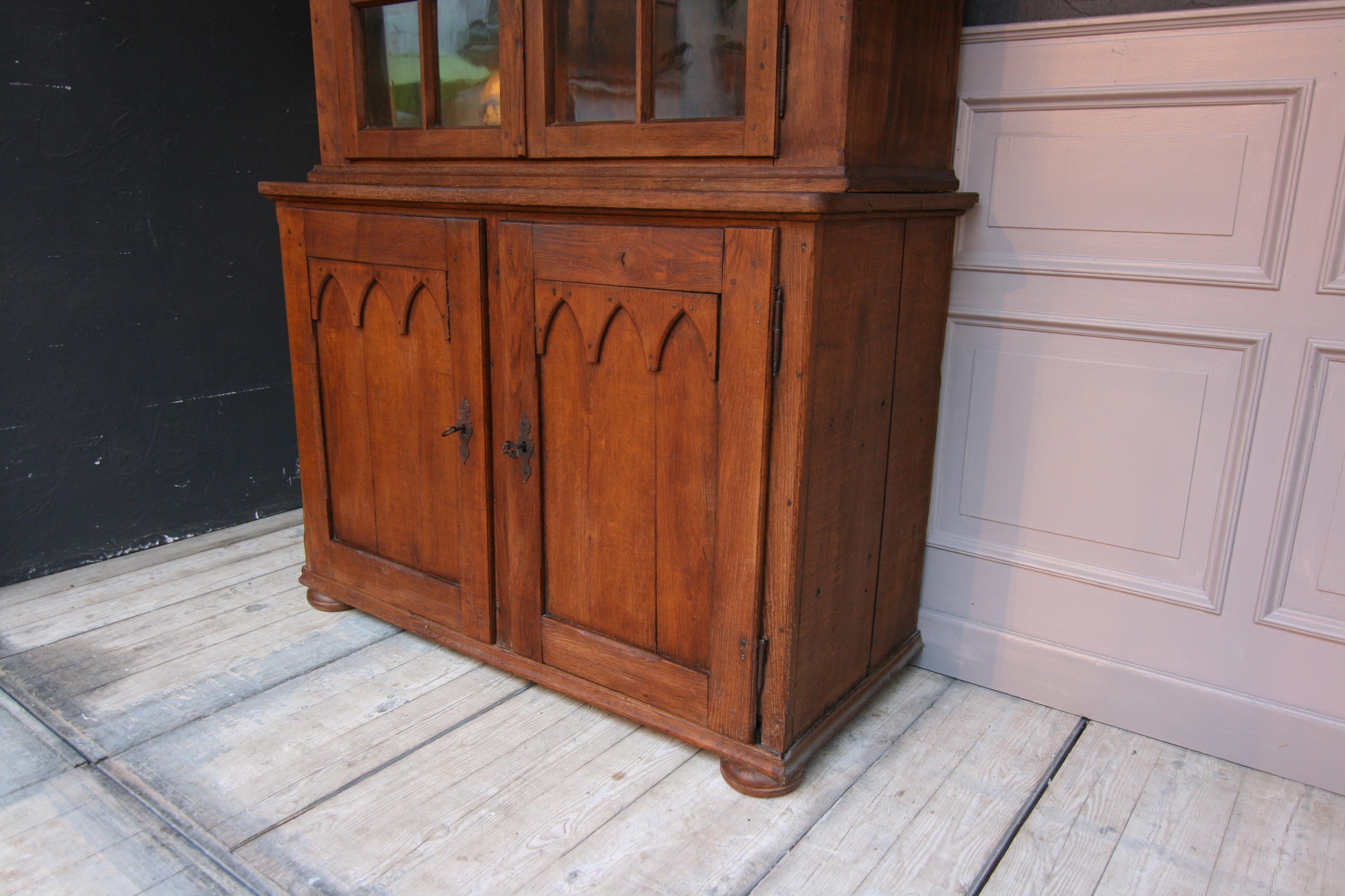 18th Century Display Cabinet made of Oak 4