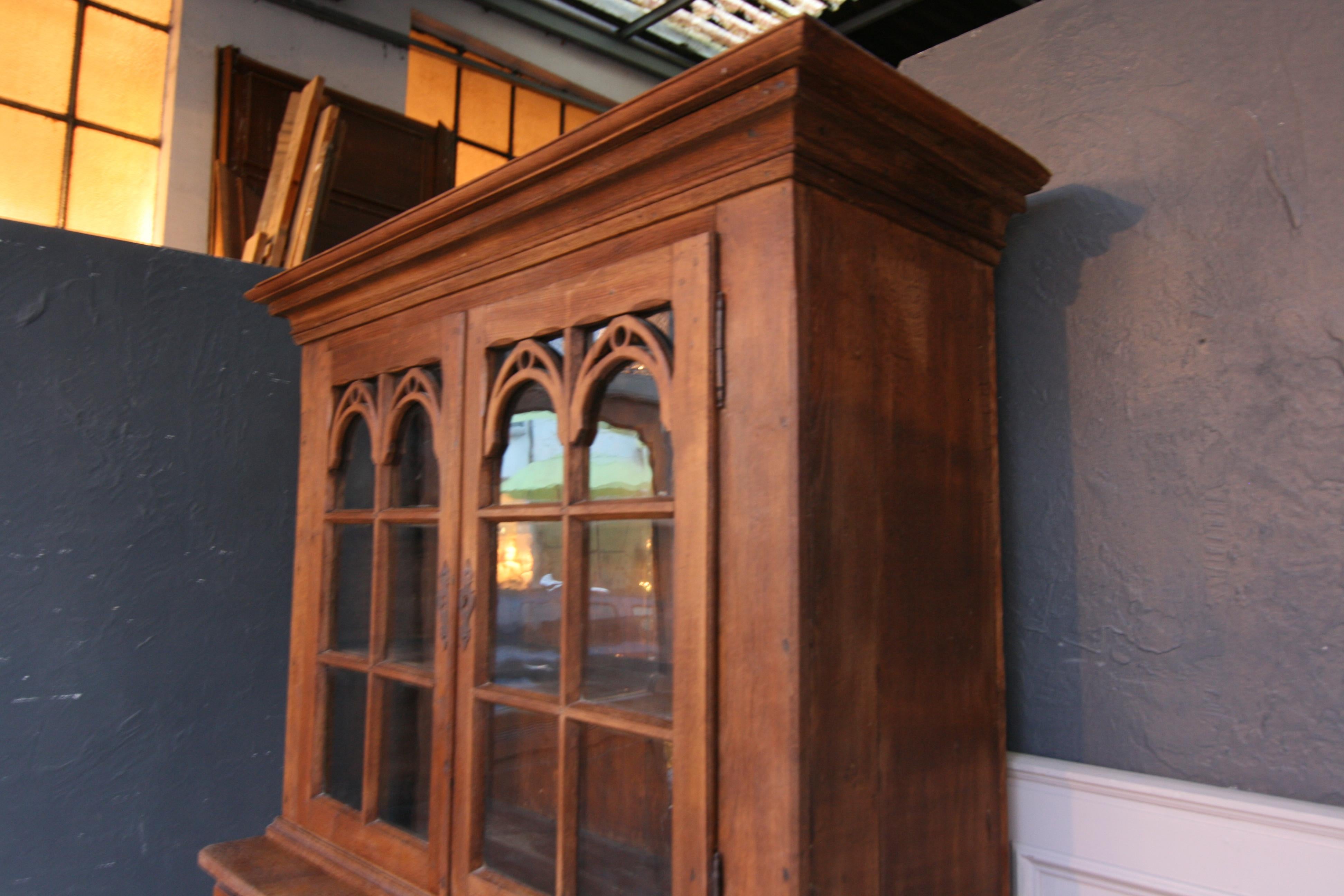 18th Century Display Cabinet made of Oak 6