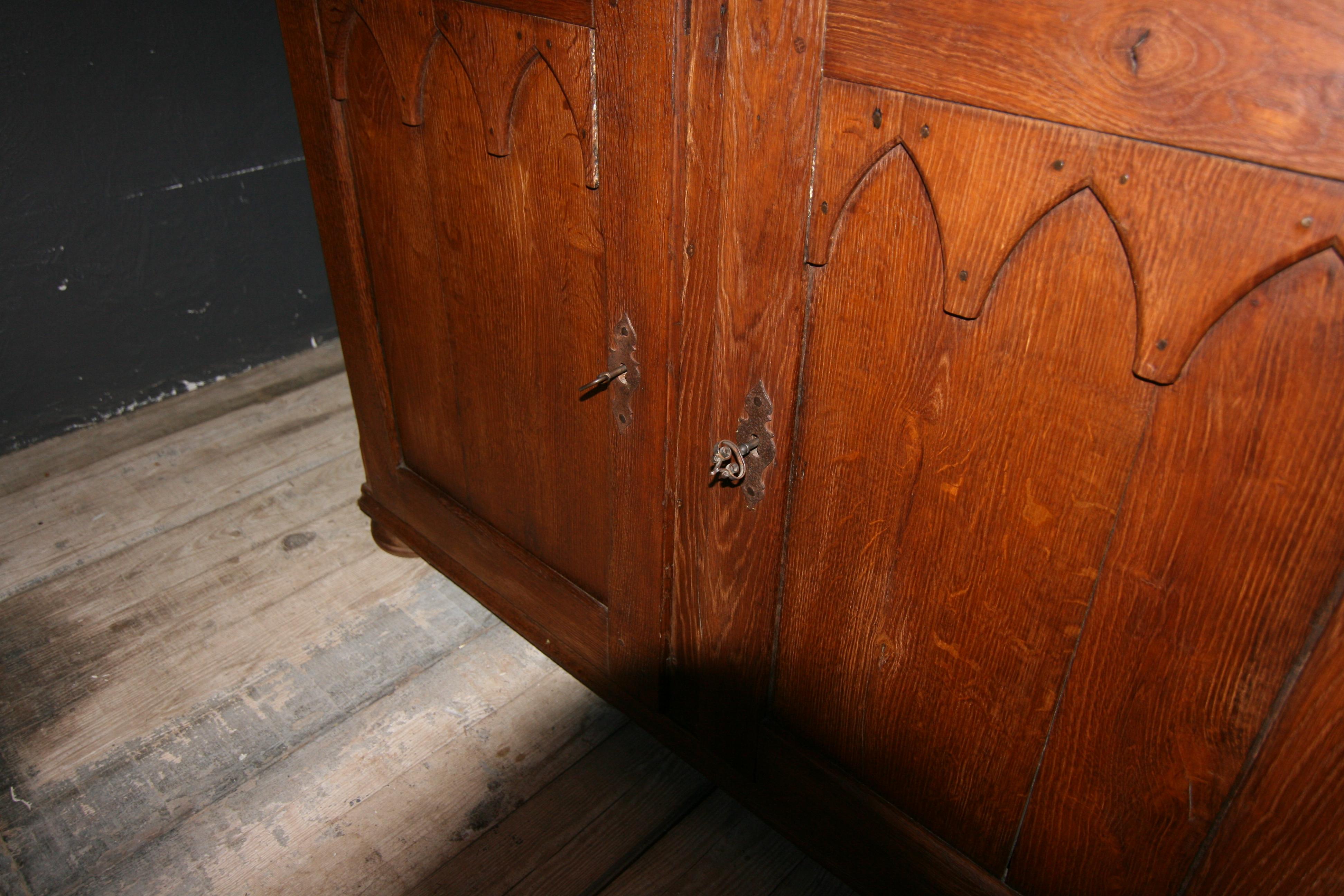 18th Century Display Cabinet made of Oak 8