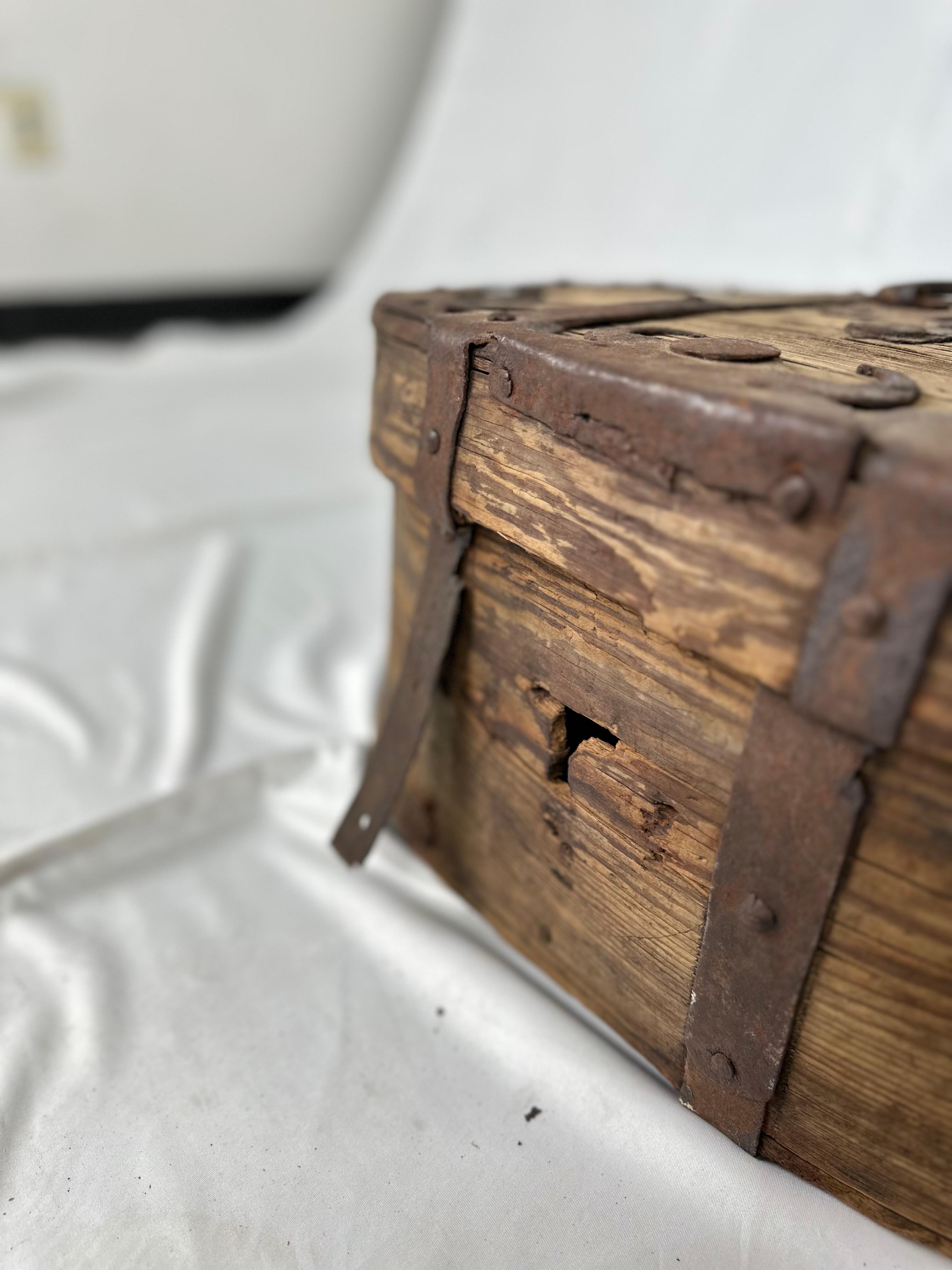 18th Century Distressed Swedish Wedding Box For Sale 4