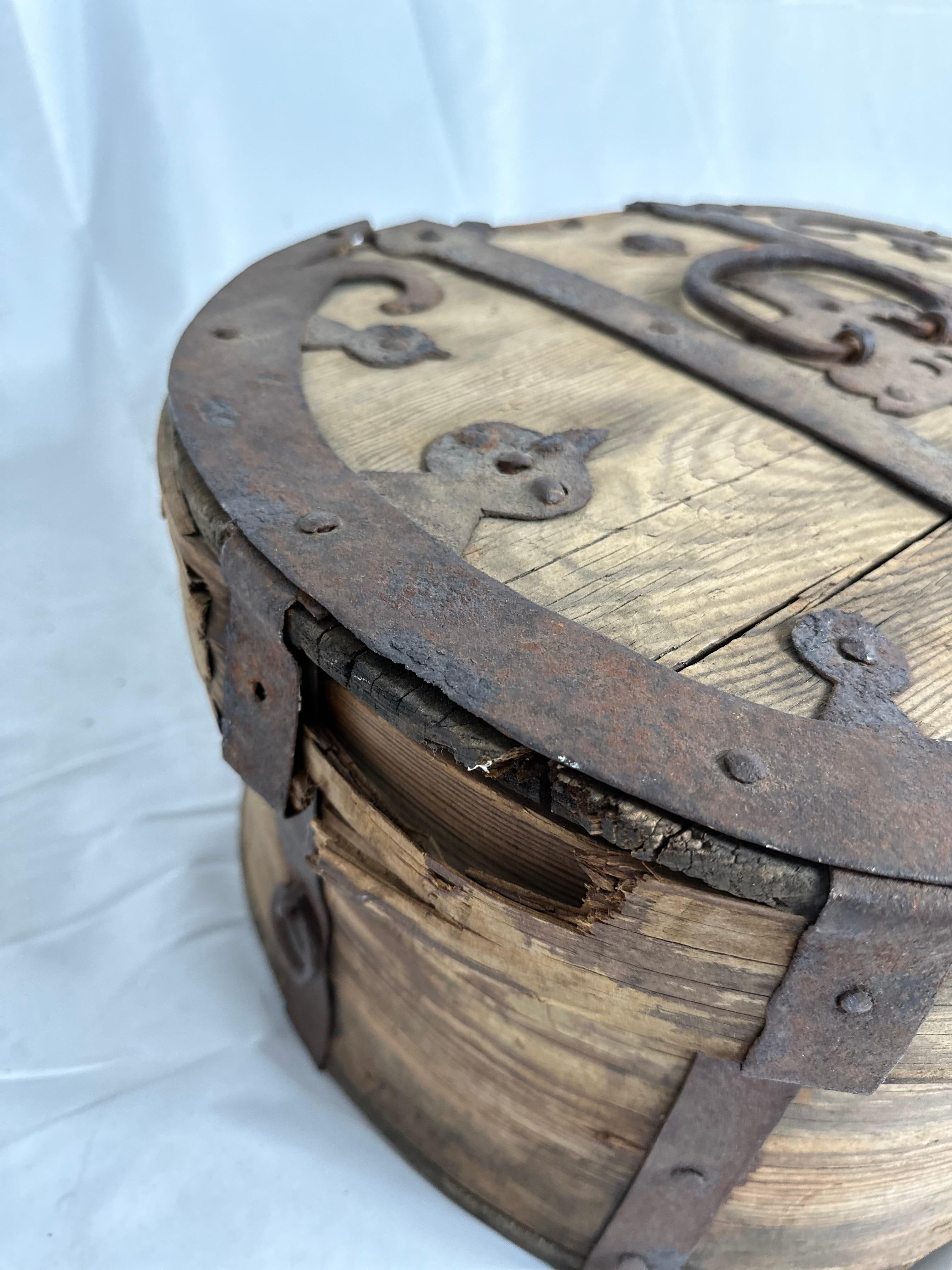 18th Century Distressed Swedish Wedding Box For Sale 5