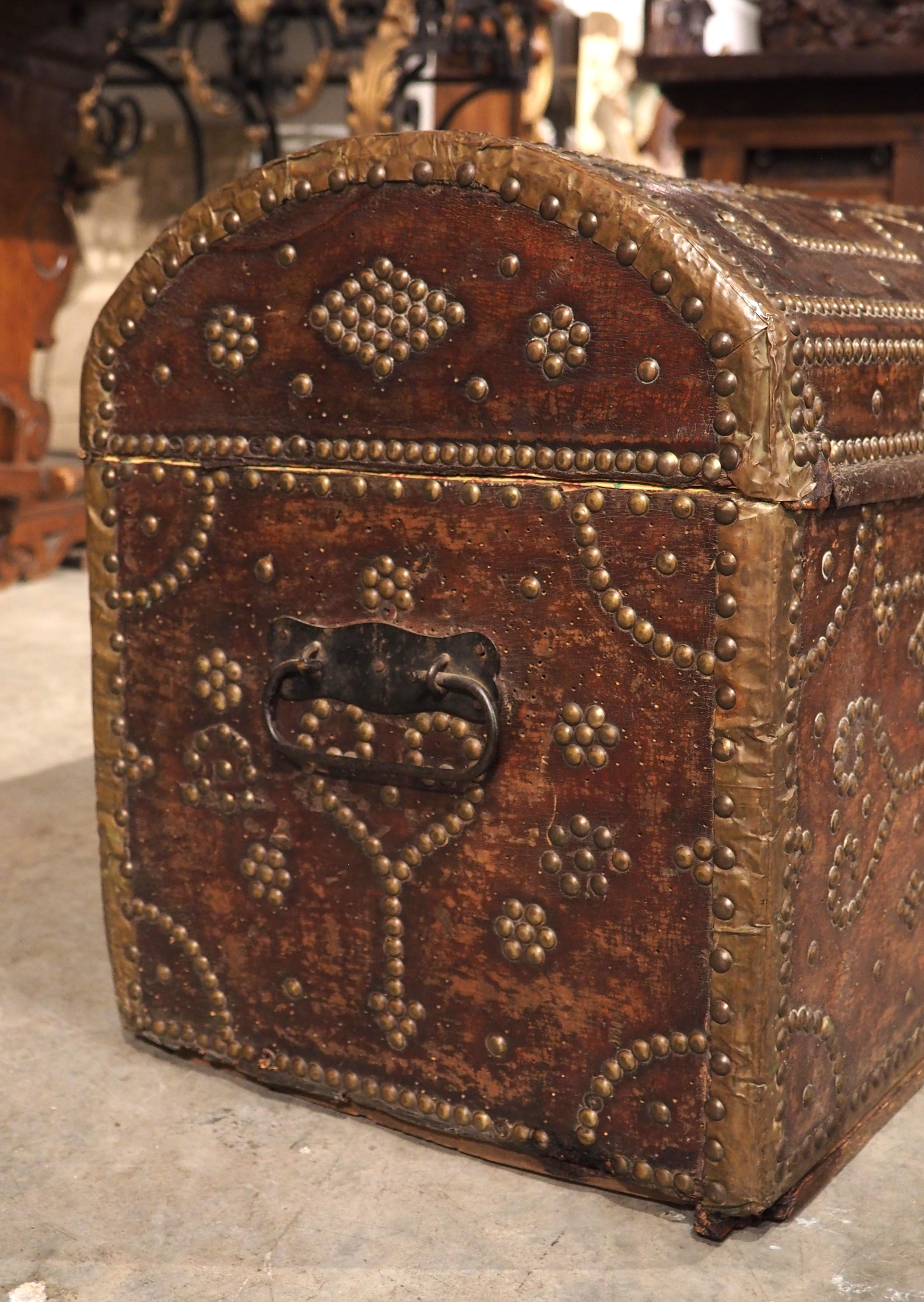 Coffre de France du 18ème siècle en cuir, laiton et bois clouté et bombé en vente 7