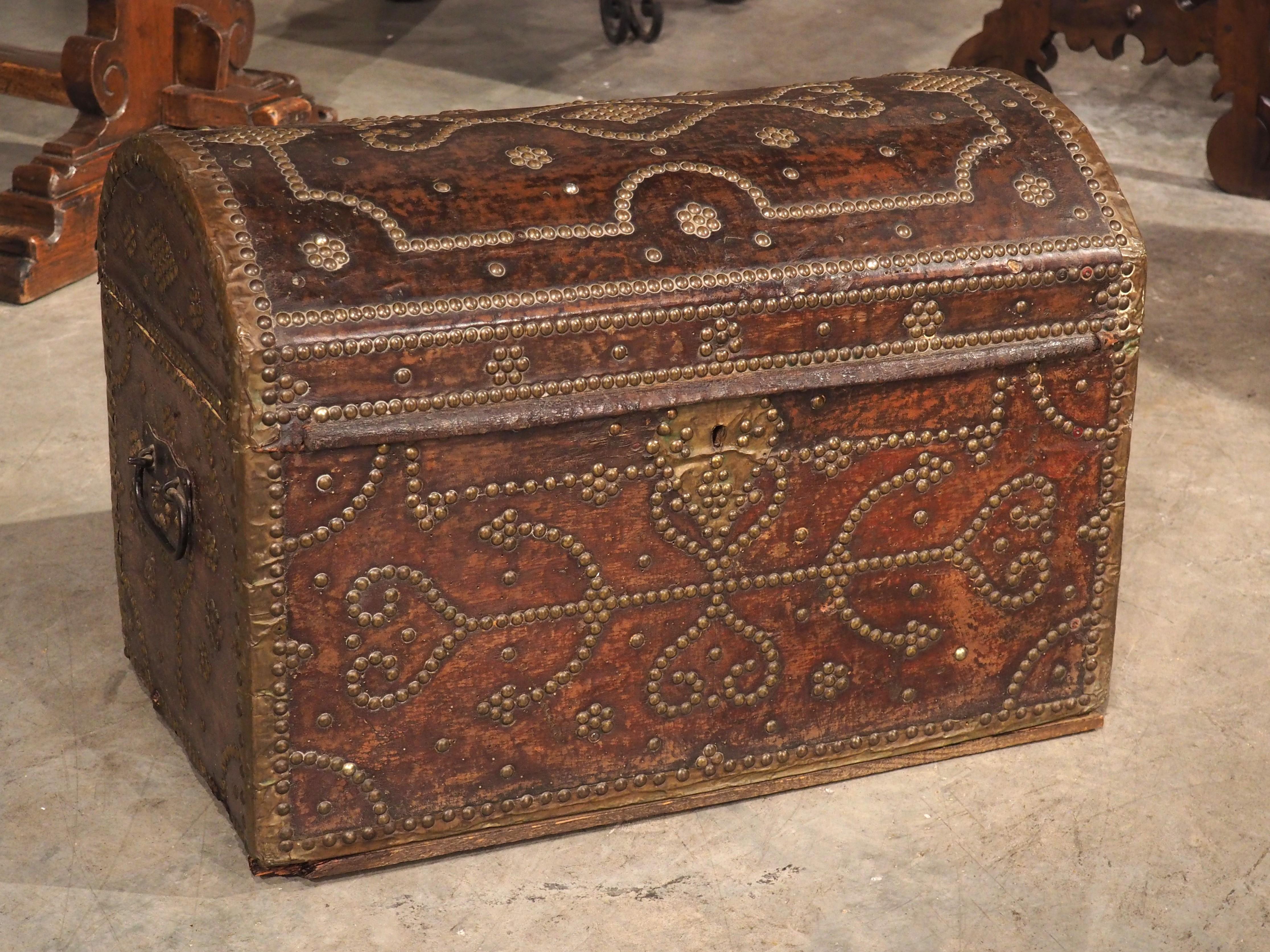 Coffre de France du 18ème siècle en cuir, laiton et bois clouté et bombé en vente 8