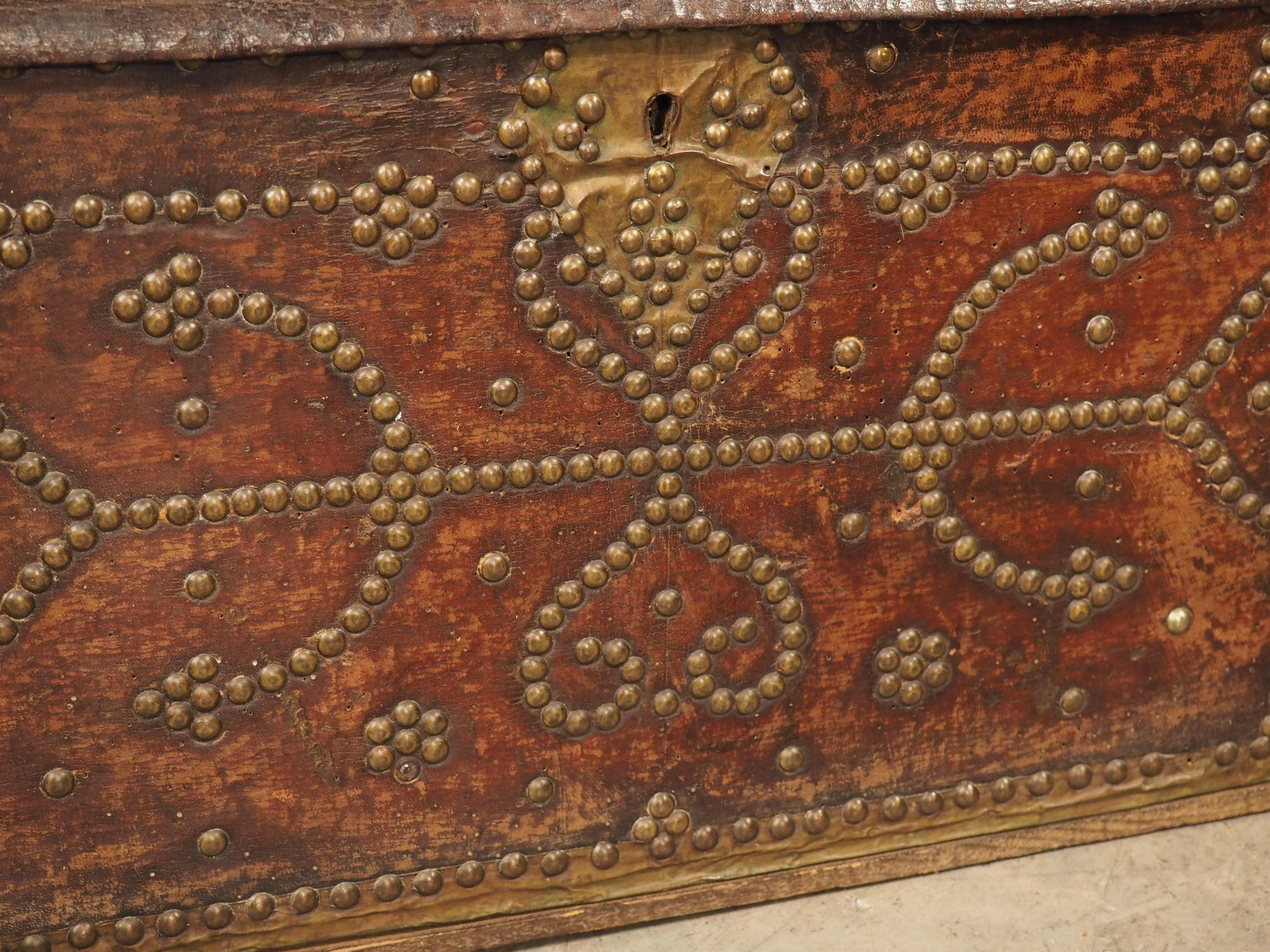 Gedeckte und Nietentruhe aus Leder, Messing und Holz aus Frankreich, 18. Jahrhundert (Handgeschnitzt) im Angebot