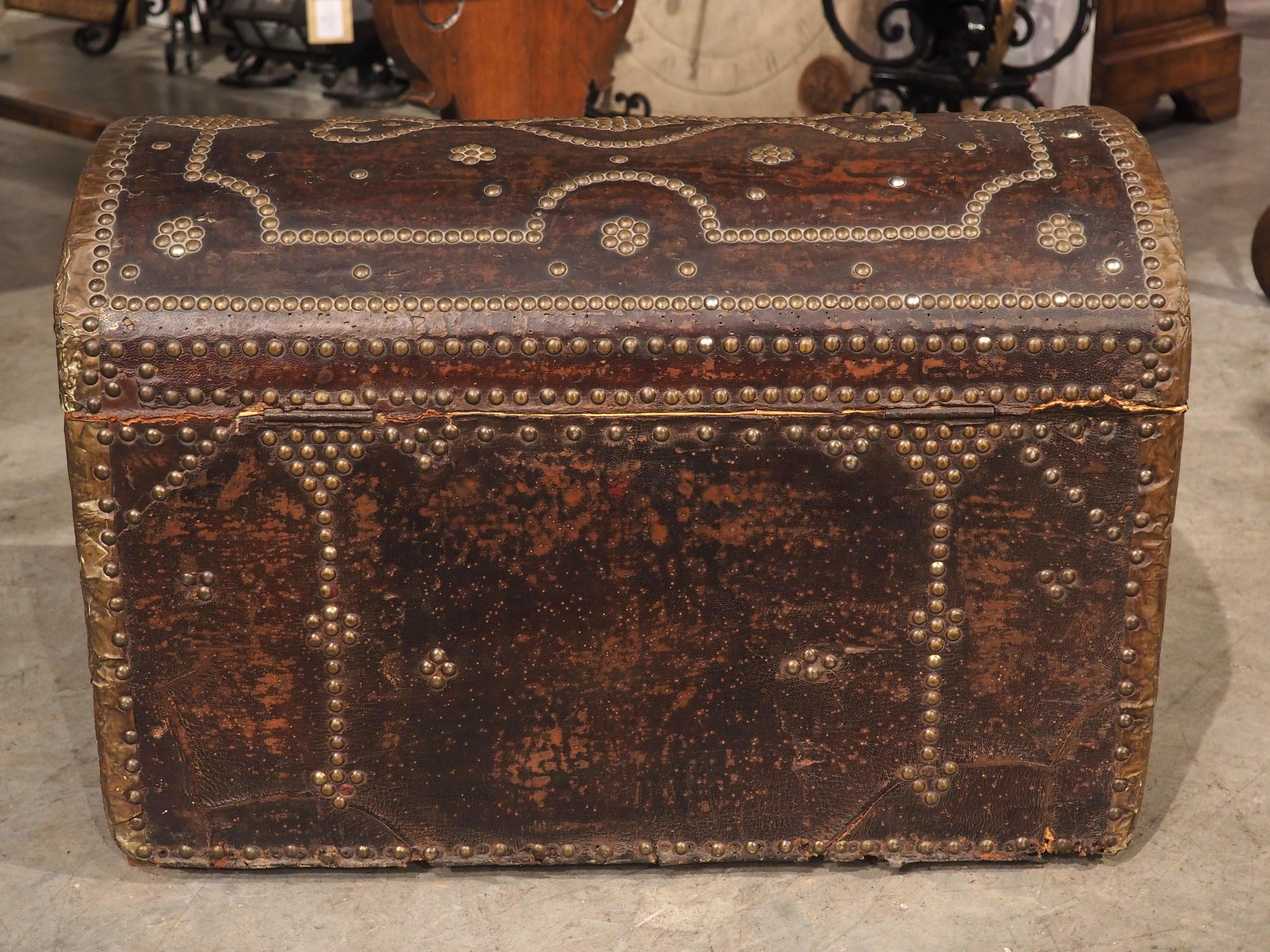 XVIIIe siècle et antérieur Coffre de France du 18ème siècle en cuir, laiton et bois clouté et bombé en vente