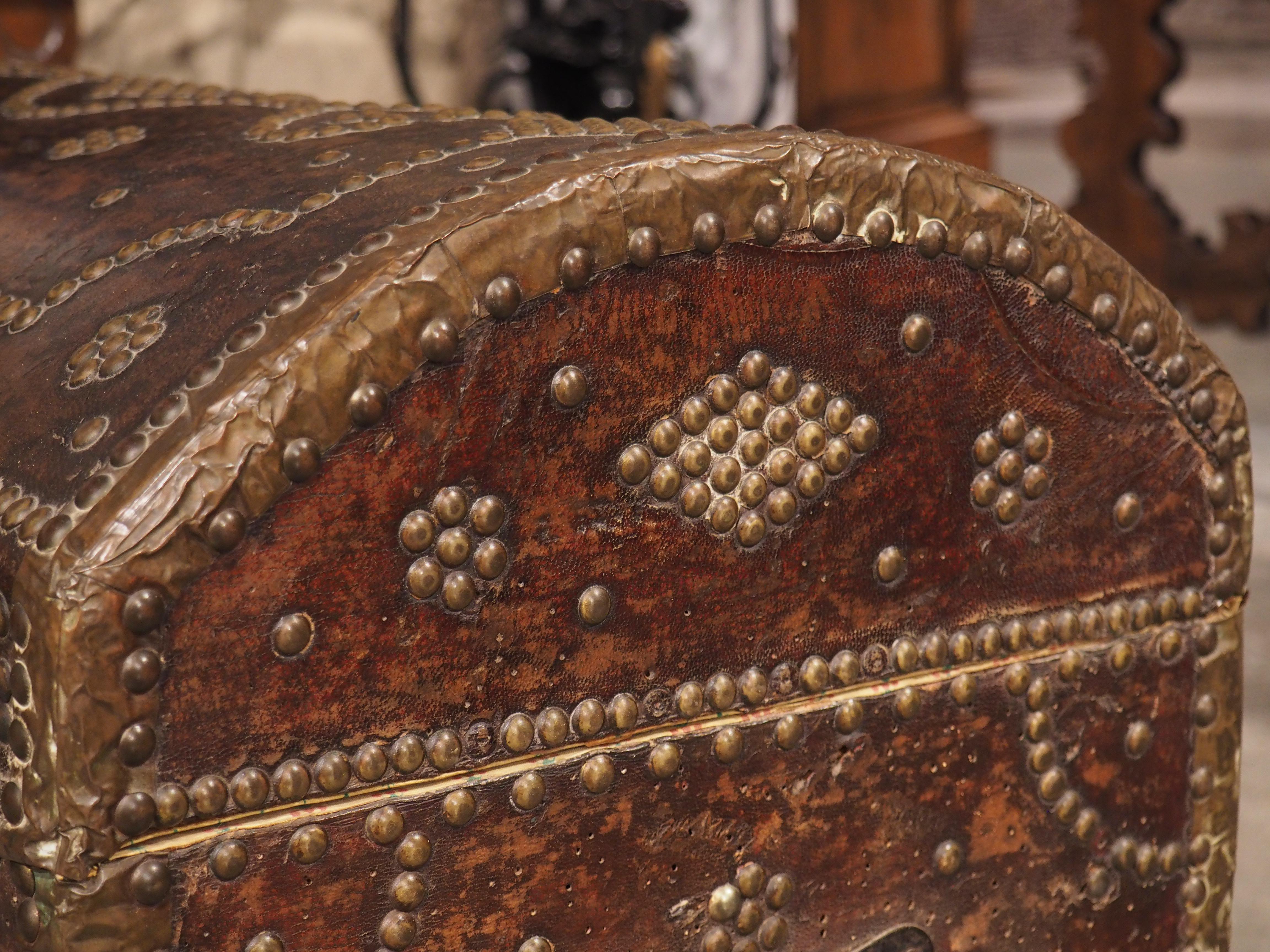 Gedeckte und Nietentruhe aus Leder, Messing und Holz aus Frankreich, 18. Jahrhundert im Angebot 1