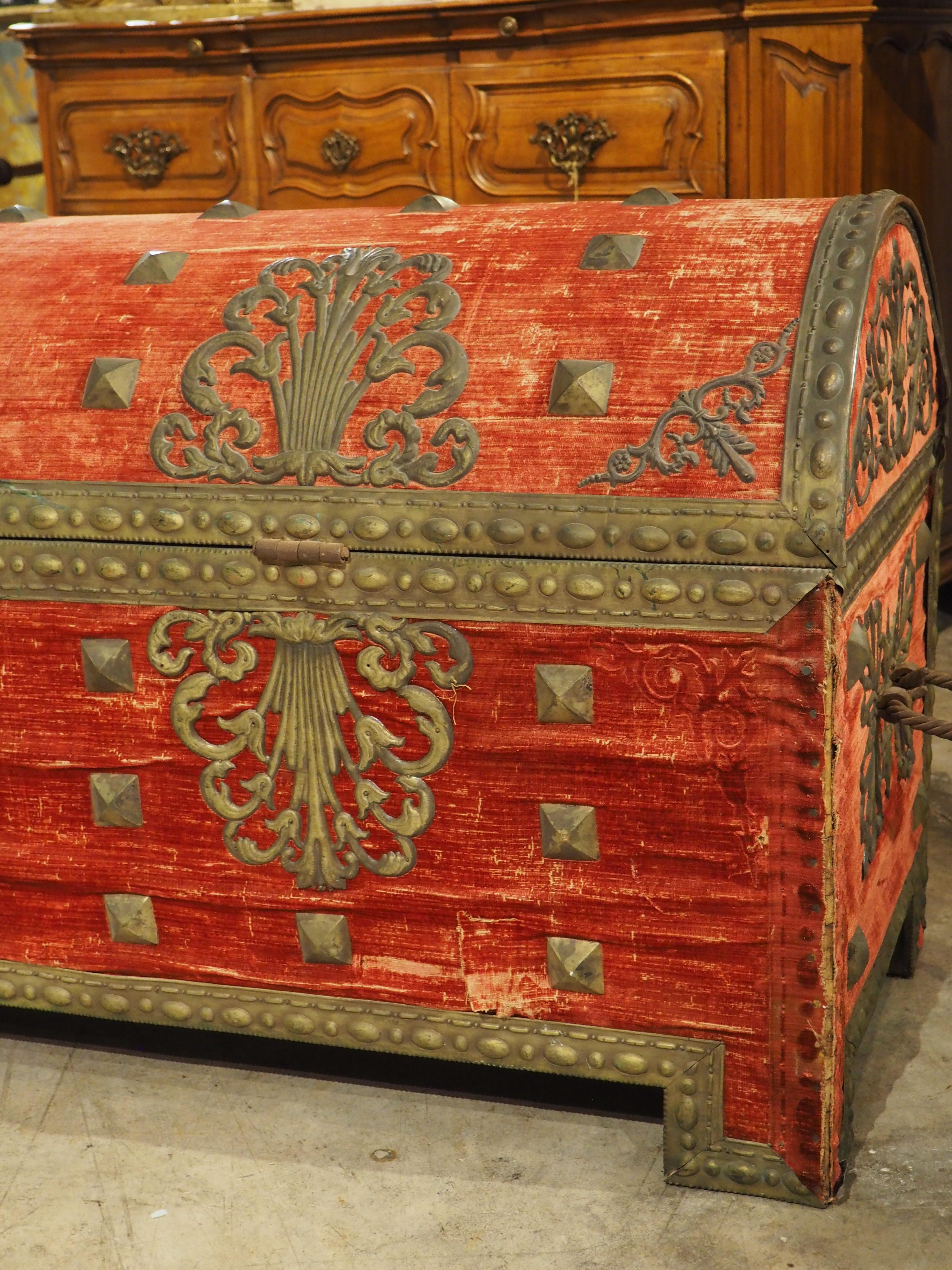 Datant des années 1700, ce magnifique coffre vénitien, recouvert de velours cramoisi, présente des ornements en laiton dans le style de la Renaissance. La belle couleur du velours et les connotations historiques permettent au coffre d'être un point