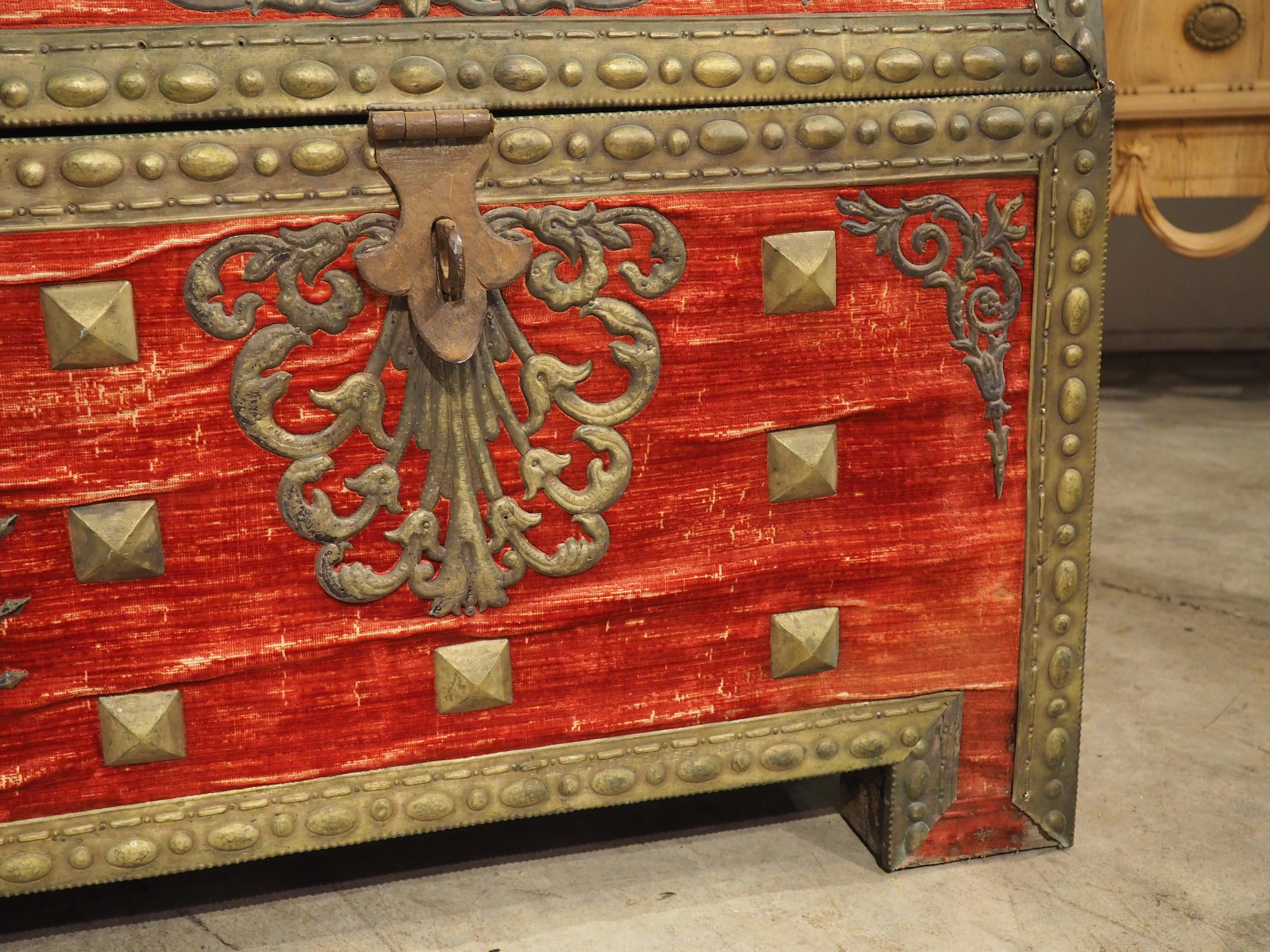 Coffre vénitien du 18ème siècle avec quincaillerie en fer forgé et velours Crimson Bon état - En vente à Dallas, TX