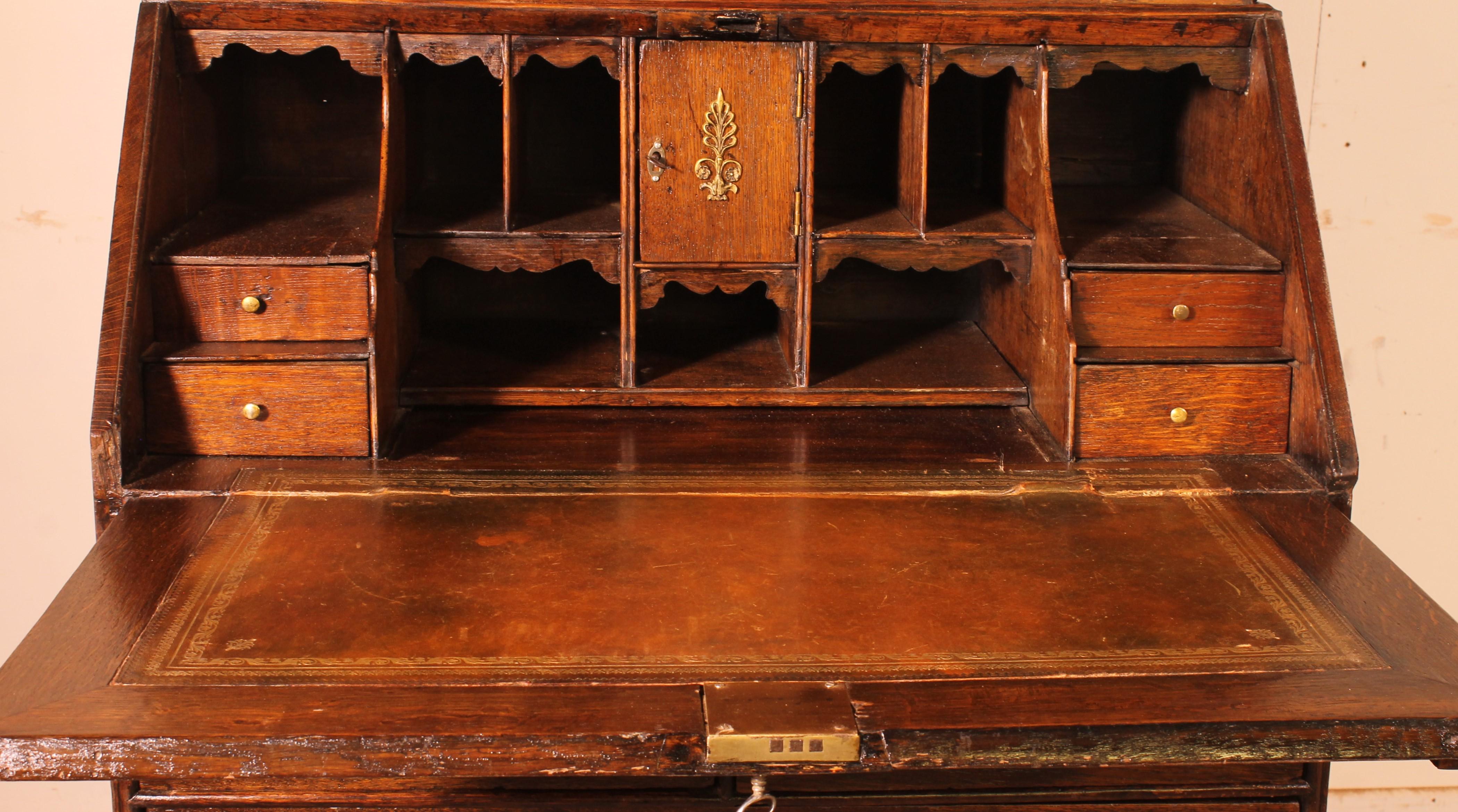 Glazed secretary in oak from the first part of the 18th century of very good quality with double dome
Double dome secretaries are the rarest and most sought-after

Very beautiful secretary composed of 4 drawers as well as a theater in the lower part