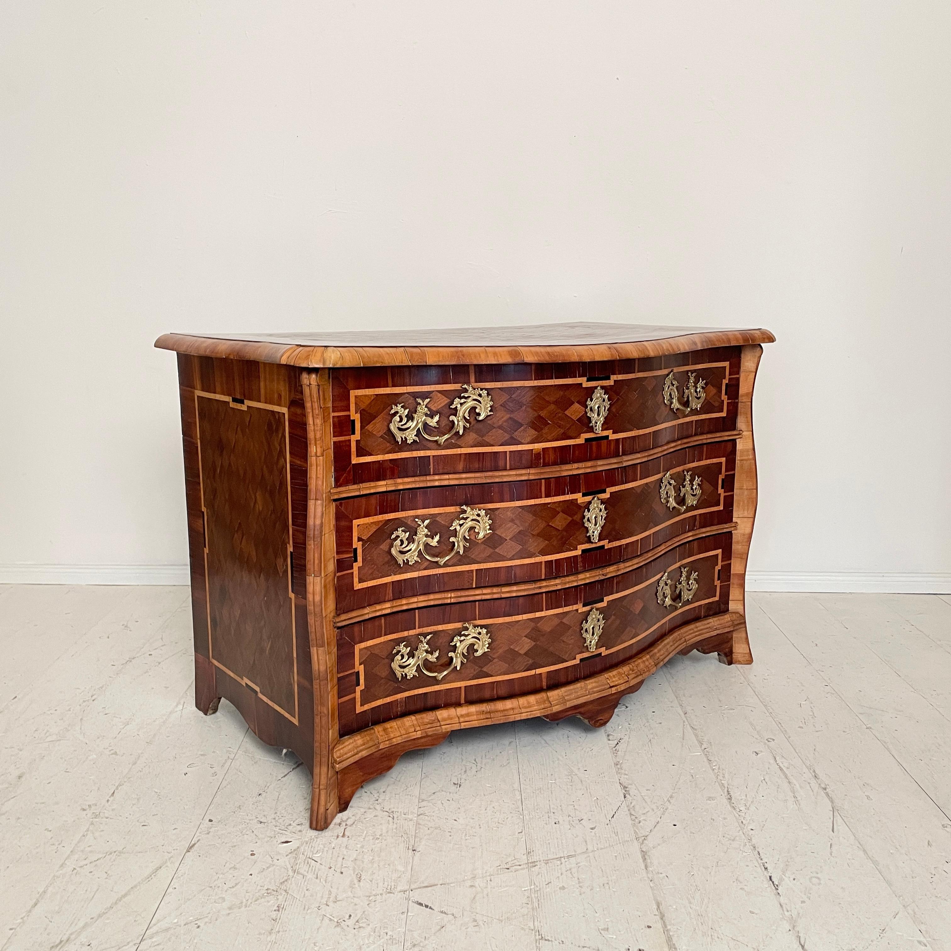 18th Century Dresdner Baroque Commode in Brown Walnut and Amaranth, Around 1760 For Sale 4
