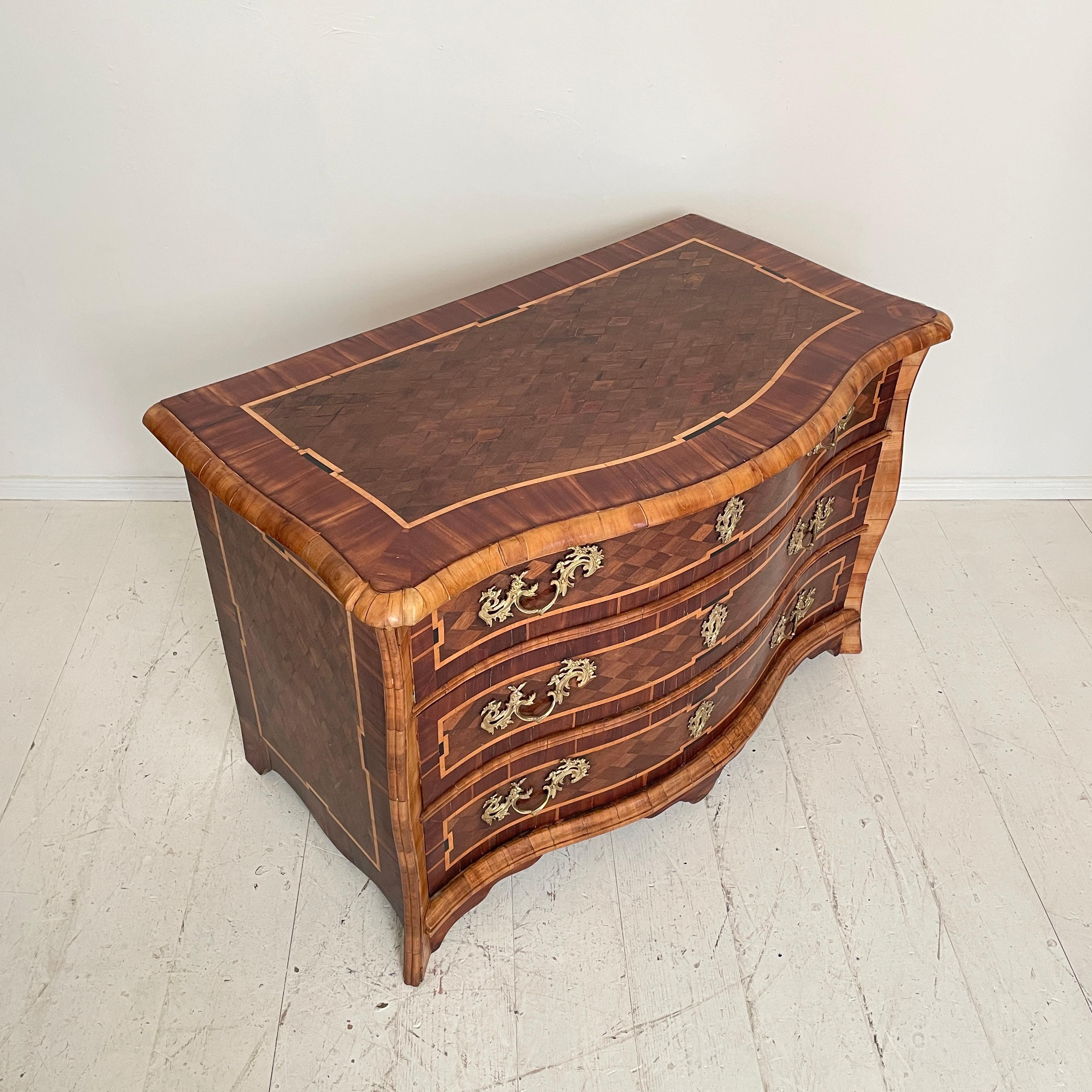 18th Century Dresdner Baroque Commode in Brown Walnut and Amaranth, Around 1760 For Sale 5