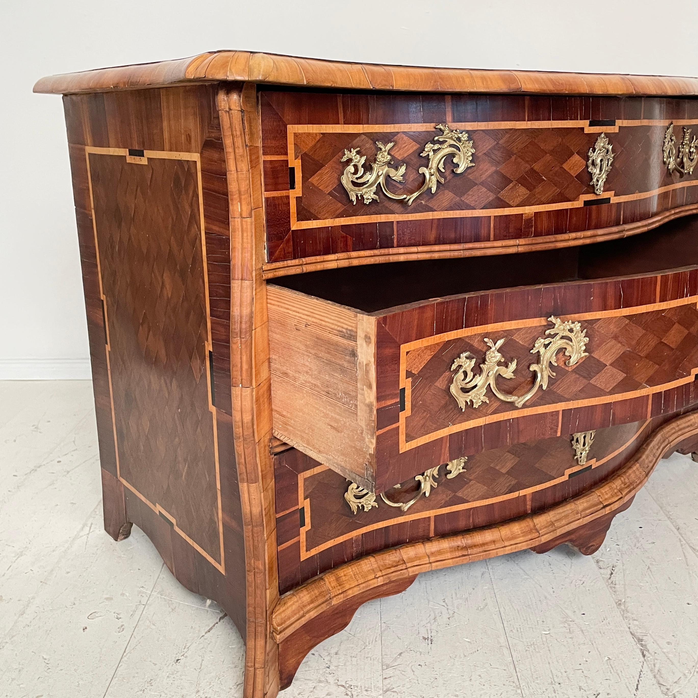 18th Century Dresdner Baroque Commode in Brown Walnut and Amaranth, Around 1760 For Sale 6