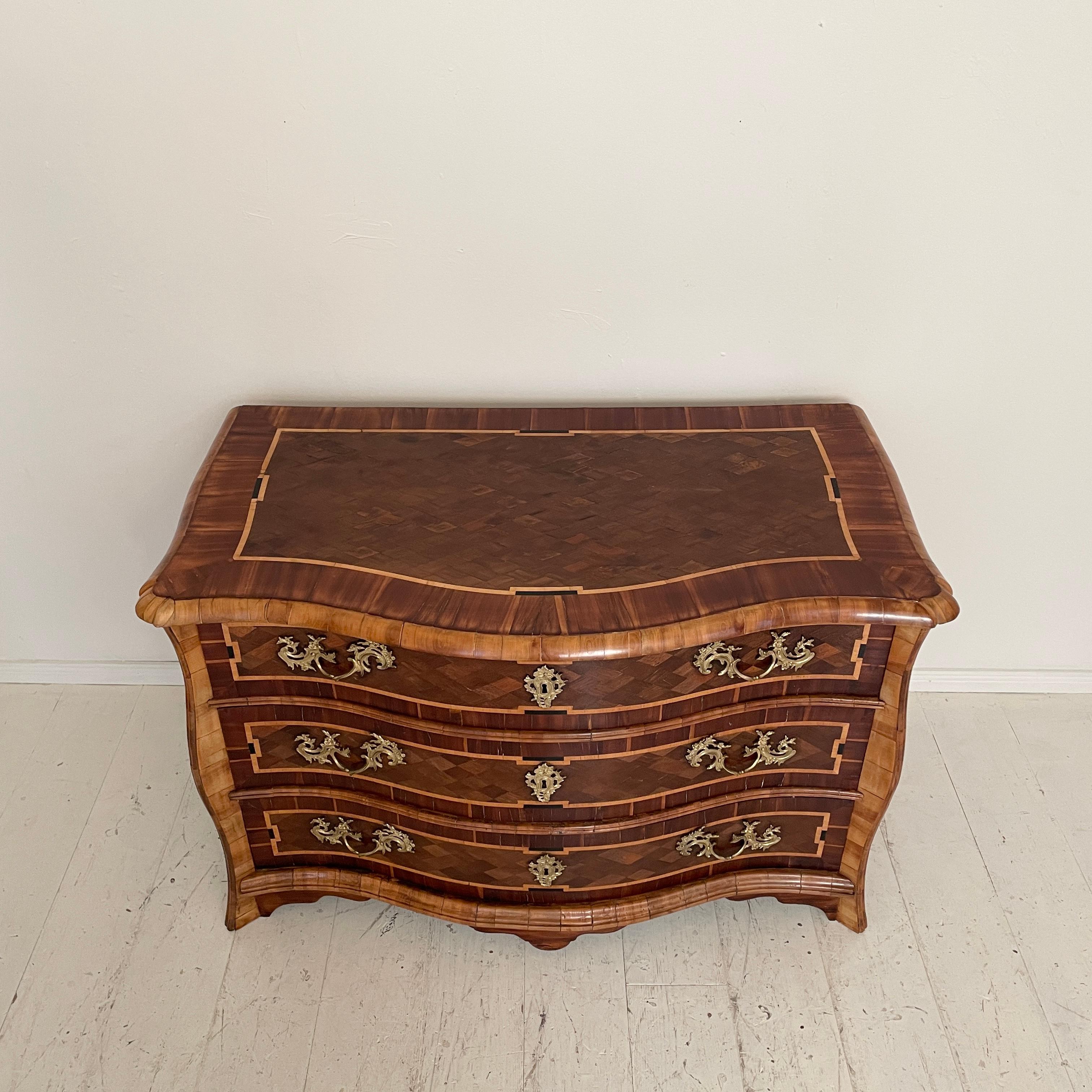 18th Century Dresdner Baroque Commode in Brown Walnut and Amaranth, Around 1760 In Good Condition For Sale In Berlin, DE