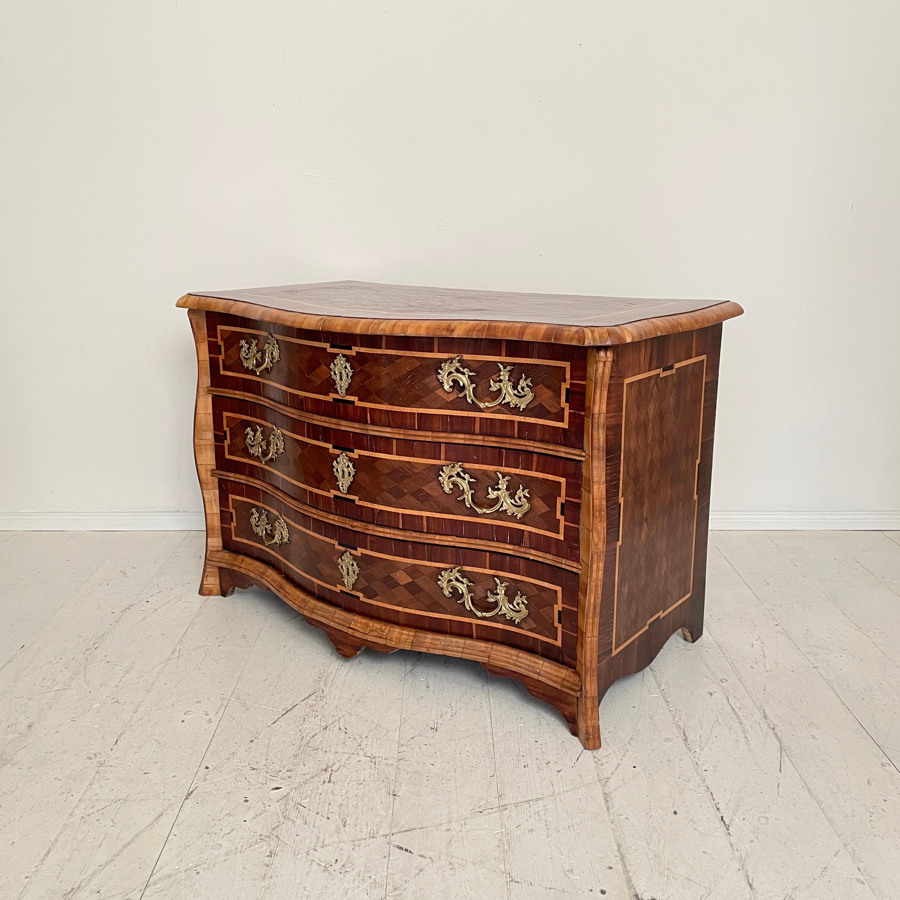 18th Century Dresdner Baroque Commode in Brown Walnut and Amaranth, Around 1760 For Sale 1
