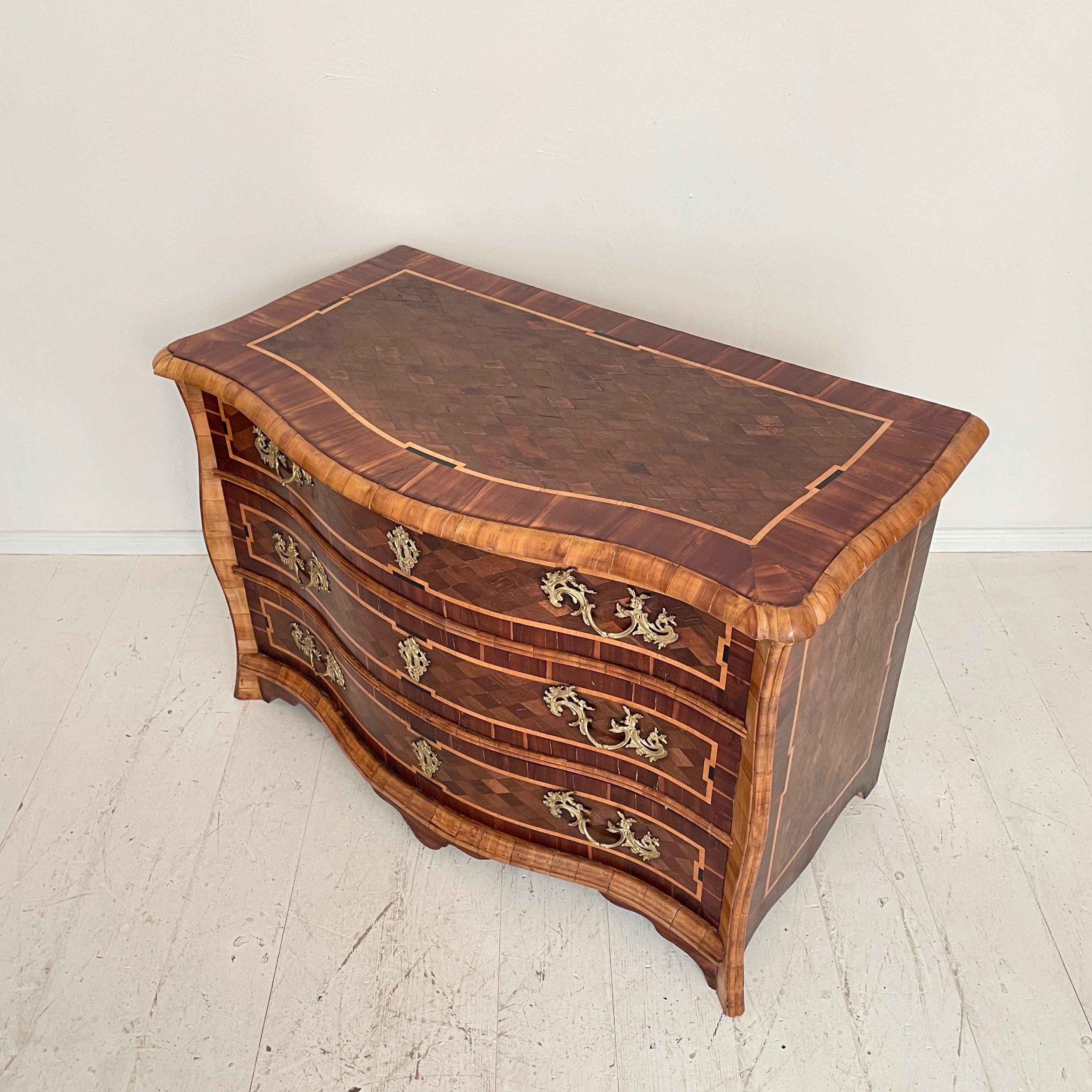 18th Century Dresdner Baroque Commode in Brown Walnut and Amaranth, Around 1760 For Sale 2