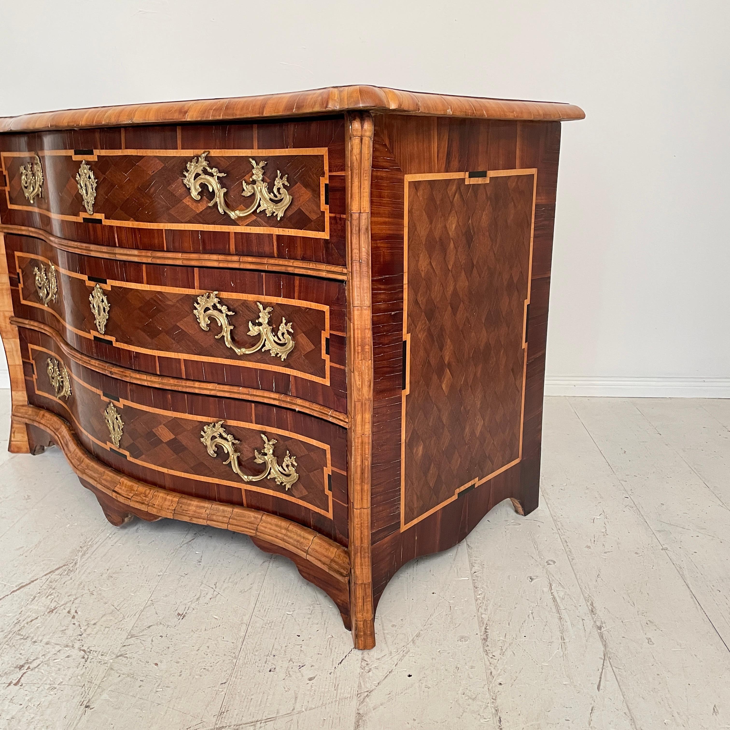 18th Century Dresdner Baroque Commode in Brown Walnut and Amaranth, Around 1760 For Sale 3