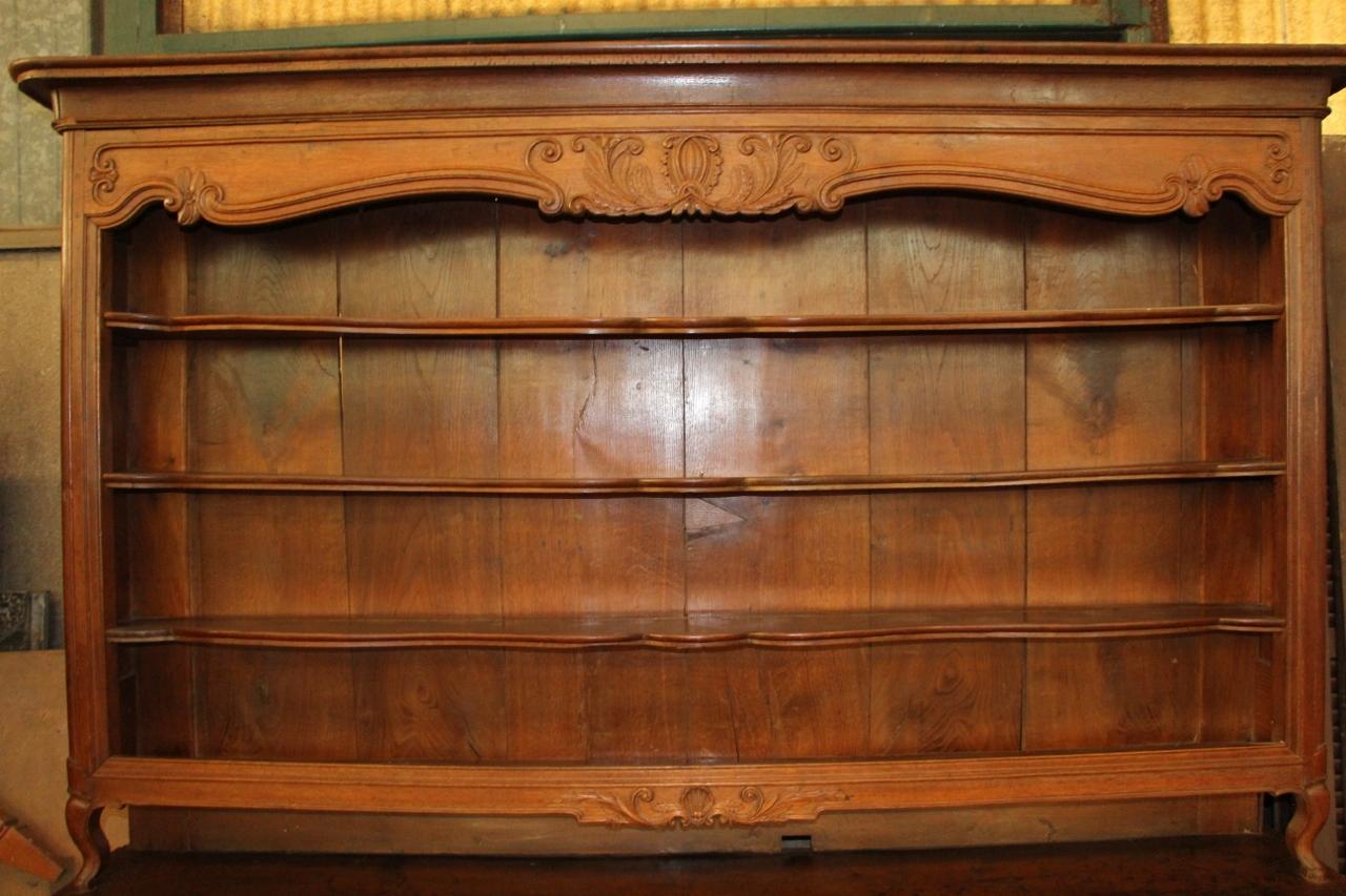 solid oak sideboard, 18th century from the Lorraine region, in very good condition, beautiful quality of carving