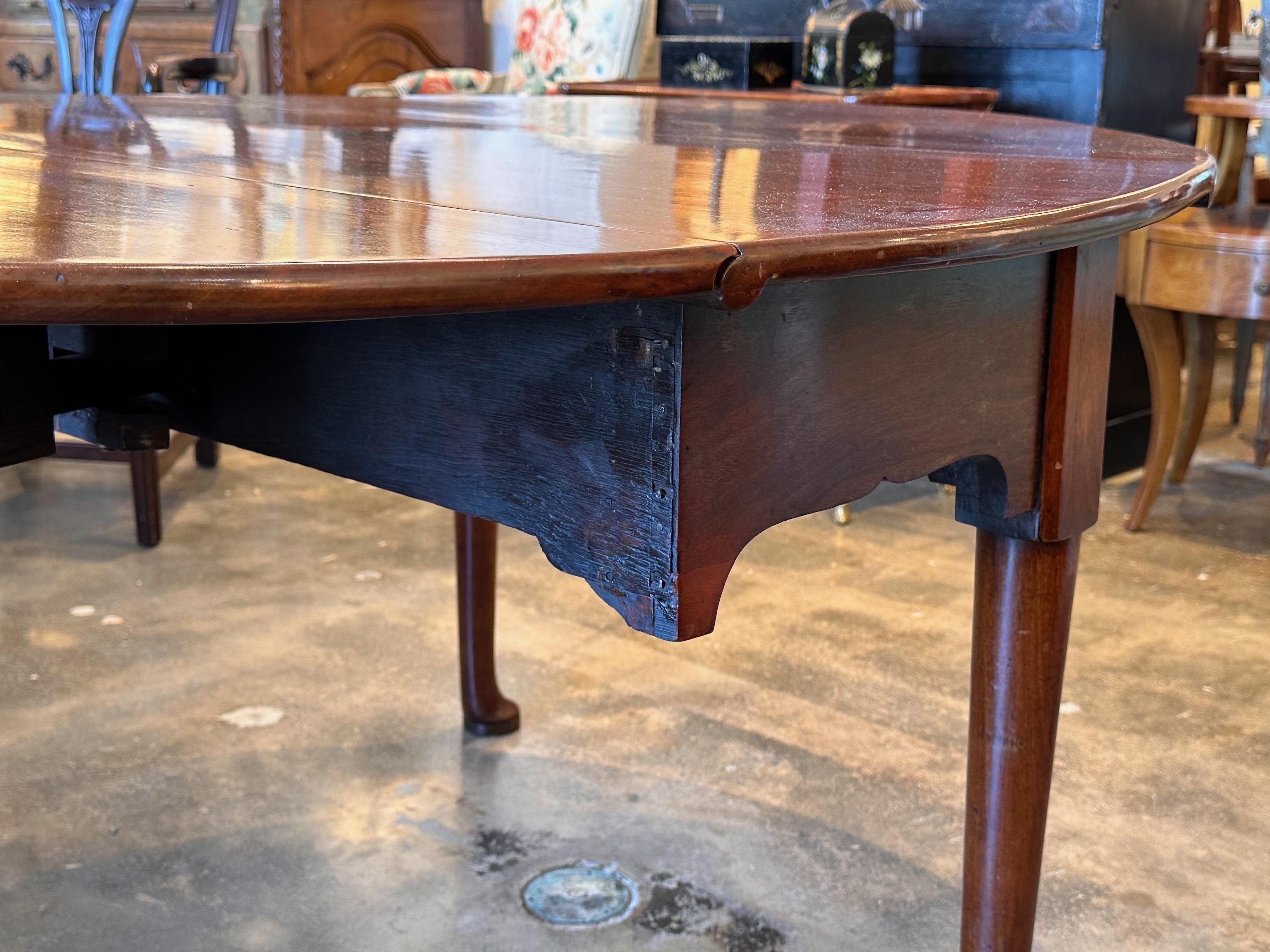 British 18th Century Drop Leaf Table For Sale