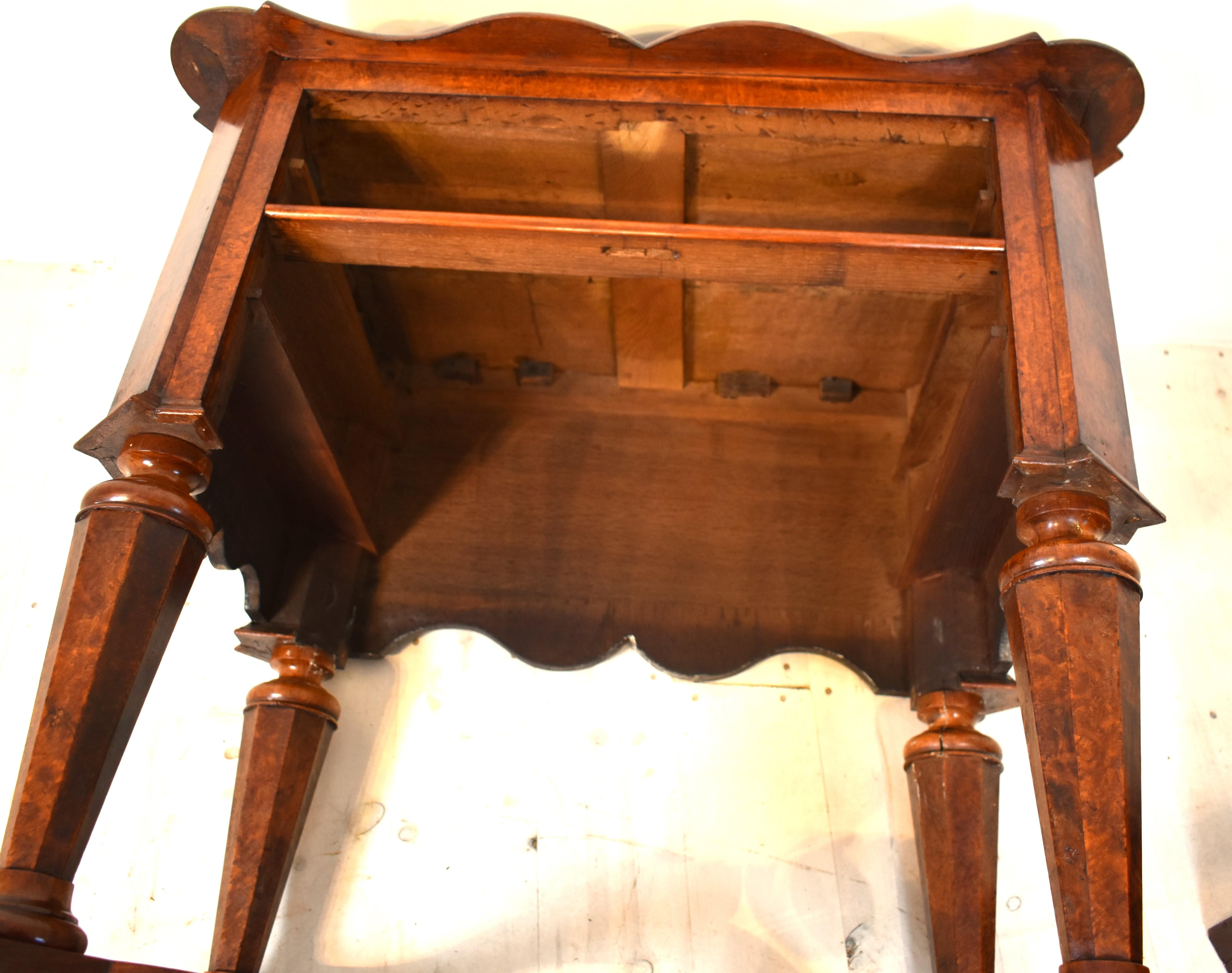 Table d'appoint en bois d'Amboyna hollandais du 18e siècle en vente 5