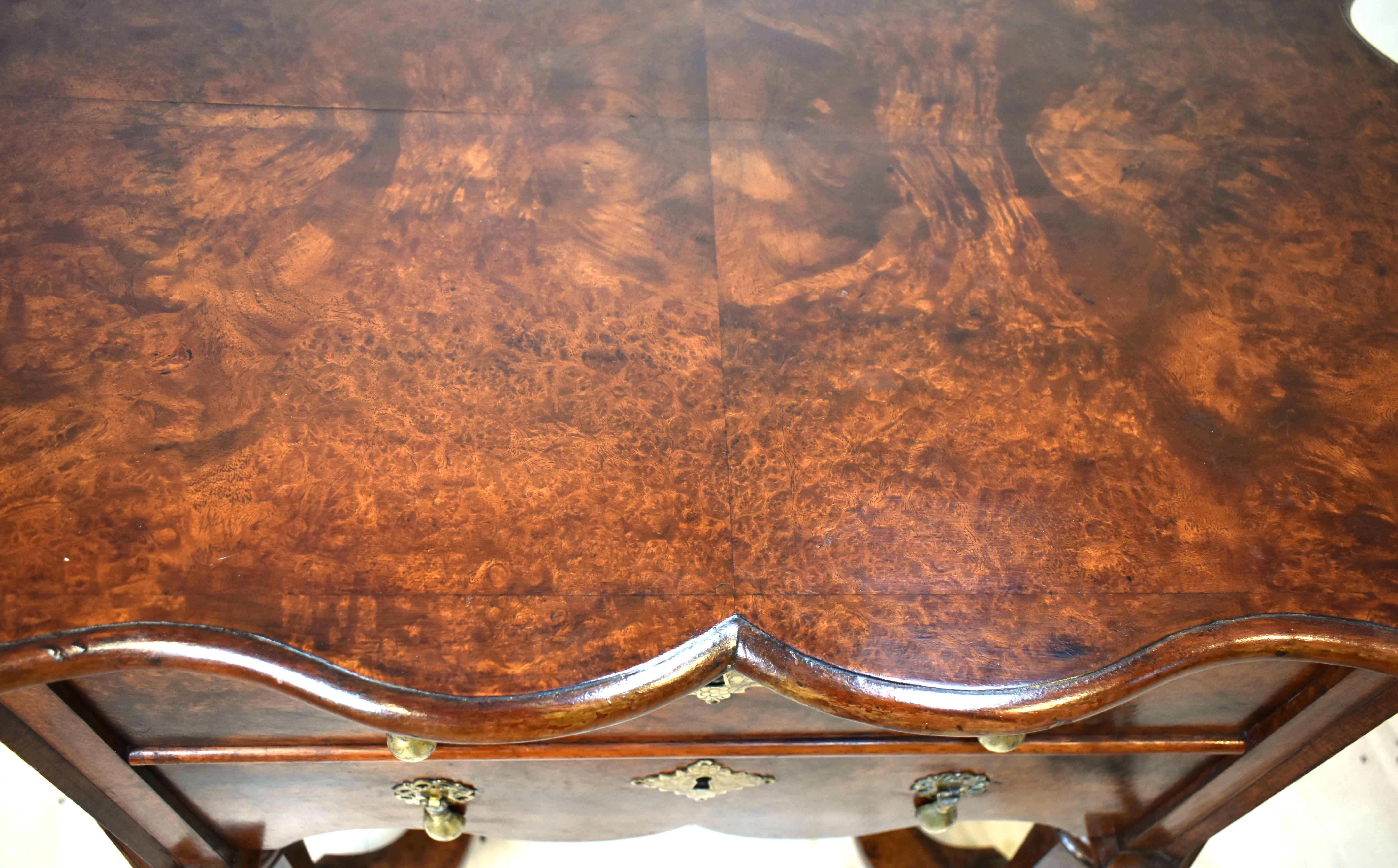 Amboine Table d'appoint en bois d'Amboyna hollandais du 18e siècle en vente