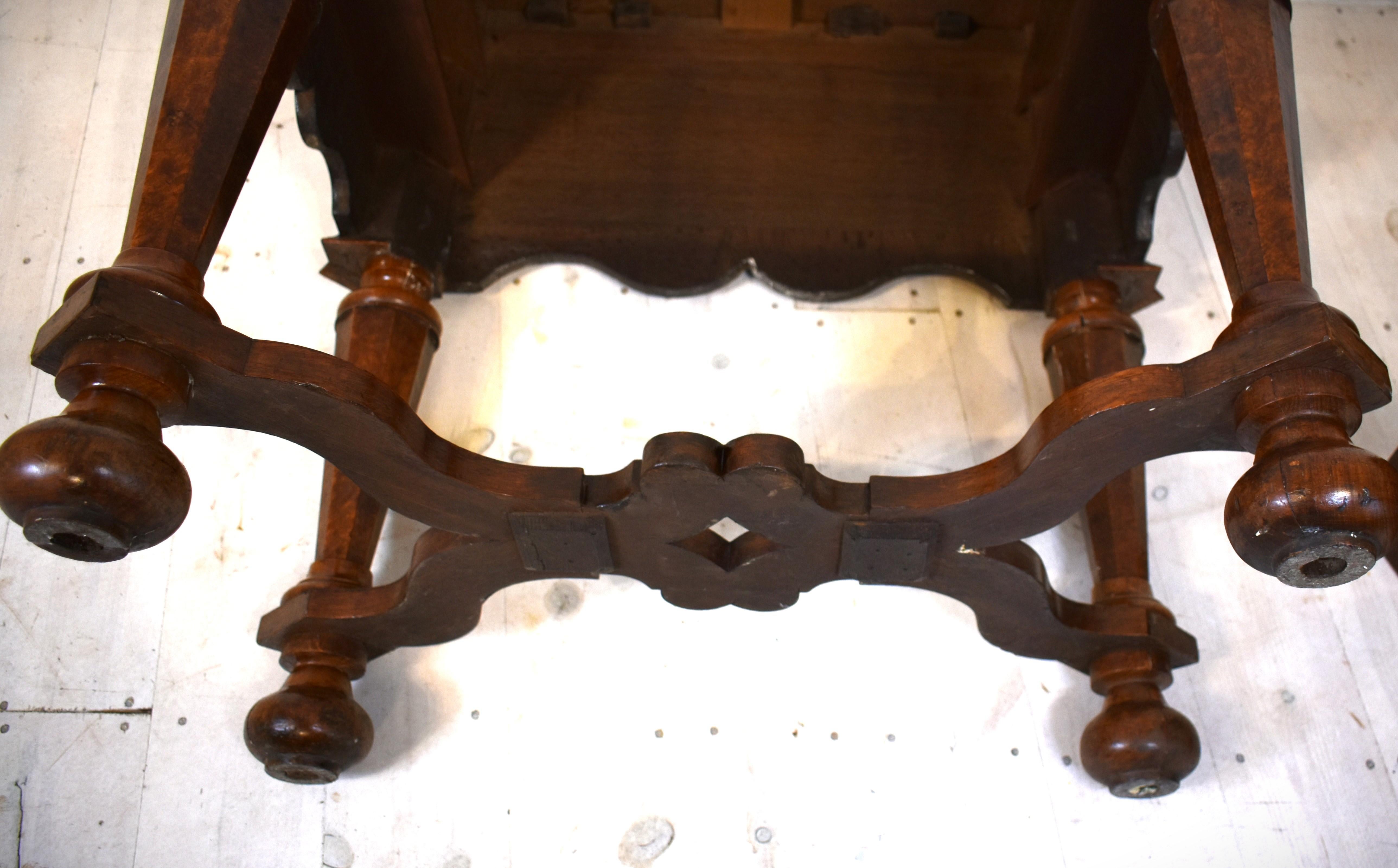18th Century Dutch Amboyna wood side table For Sale 3