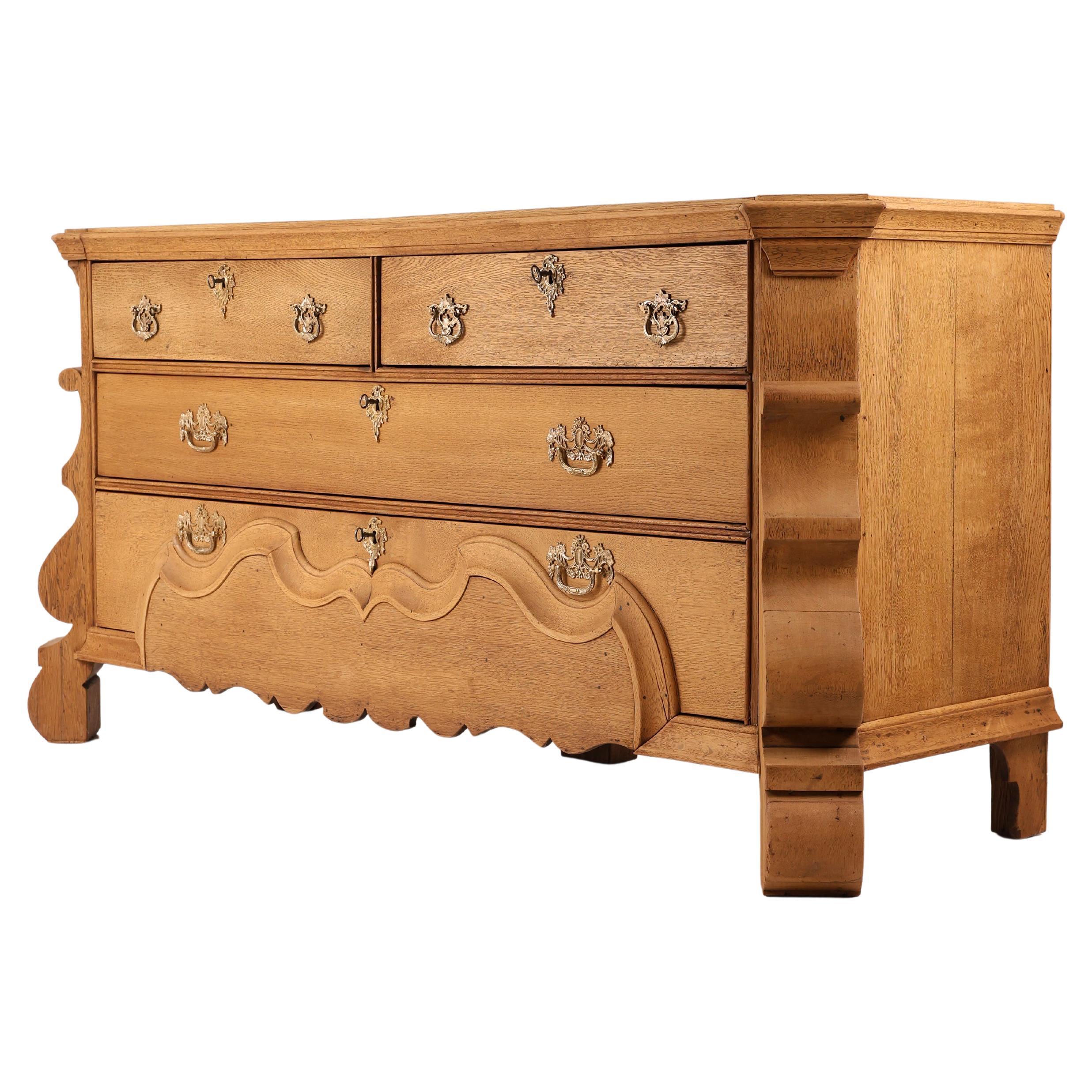 Commode en chêne blanchi baroque hollandais du 18e siècle, Pays-Bas en vente