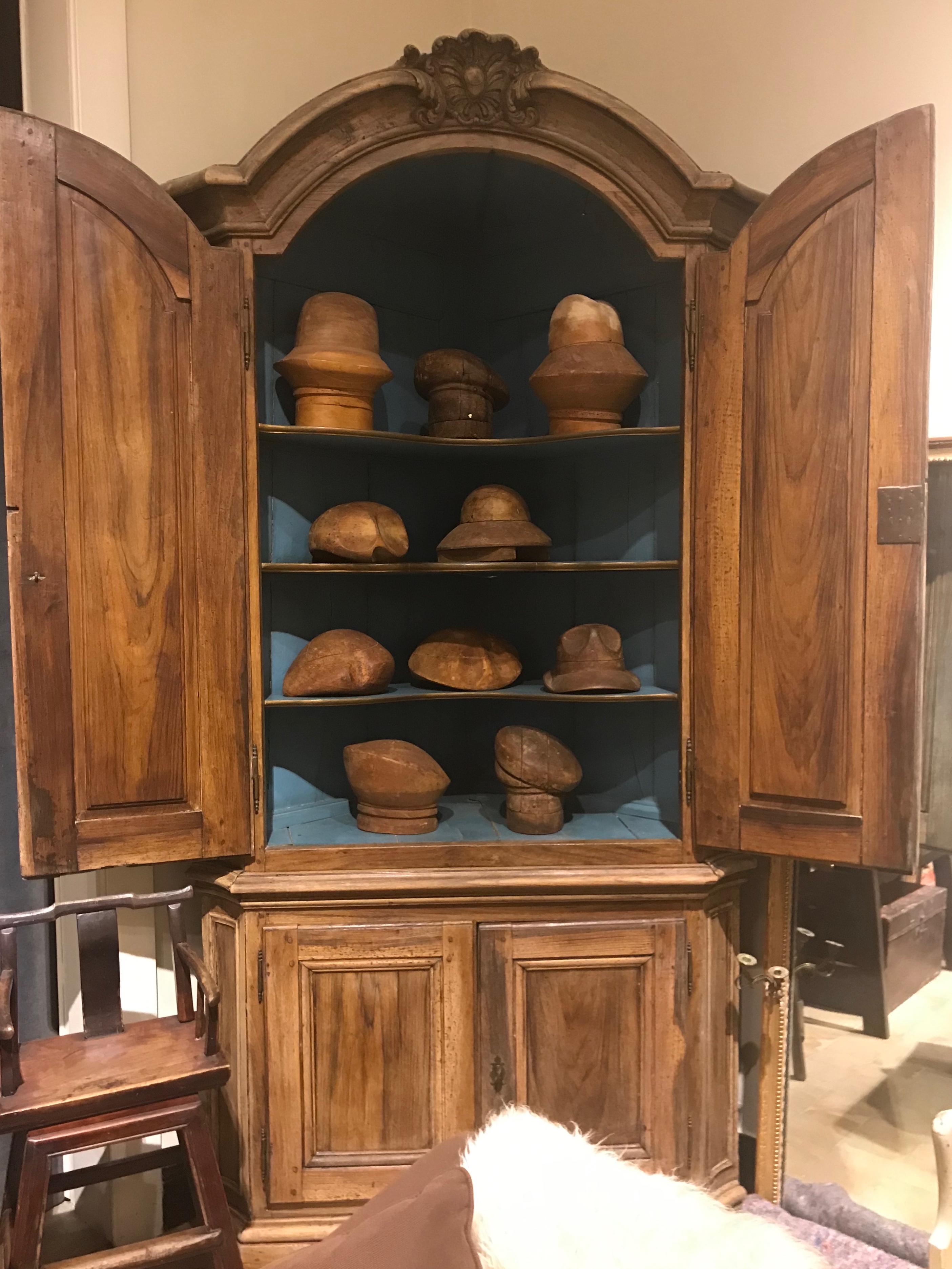 An impressive solid walnut corner cabinet with beautiful arched Baroque crown, circa 1730.
The mellow patina of the solid walnut construction )and sky blue painted interior complete the quiet elegance of this important Baroque Dutch cabinet.
The