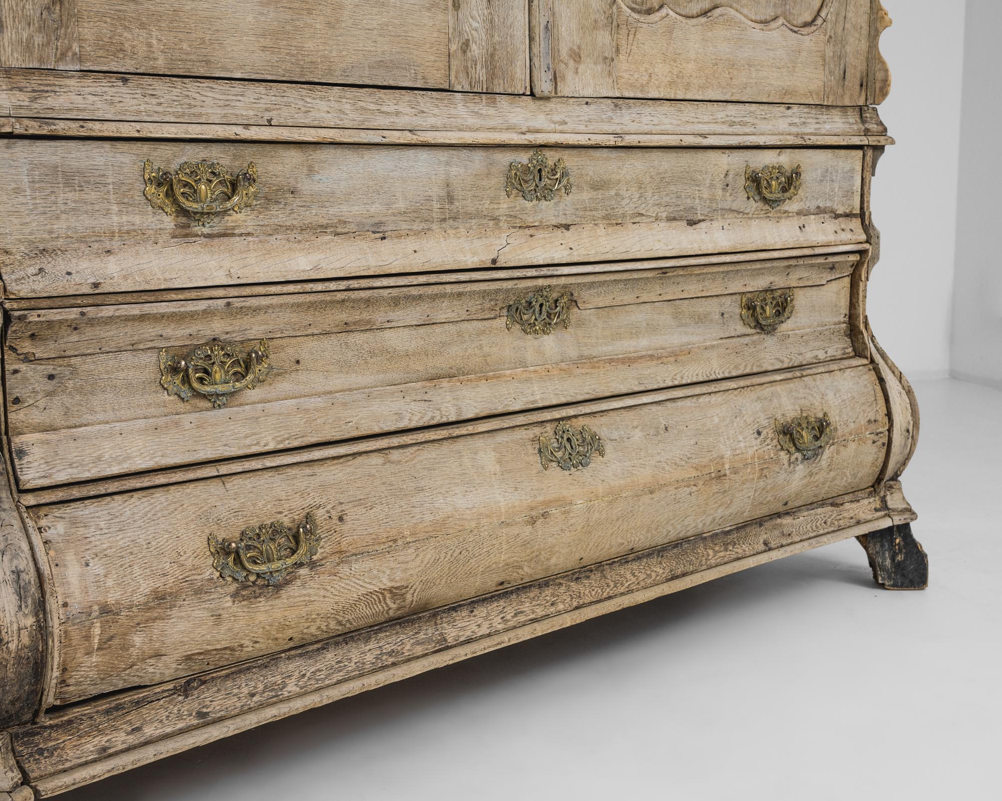 Dieser antike Schrank aus den Niederlanden des 18. Jahrhunderts ist ein zeitloses Wunderwerk, das im Jahr 1780 gefertigt wurde. Dieser Schrank, der den Charme einer vergangenen Epoche versprüht, ist ein Zeugnis für die Handwerkskunst der