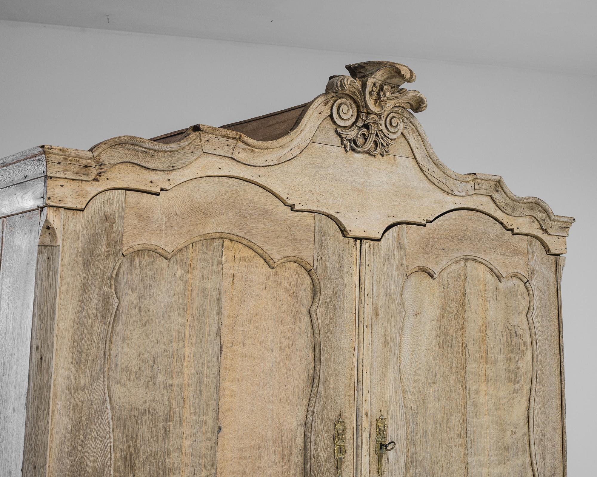XVIIIe siècle Armoire hollandaise en chêne blanchi du 18e siècle