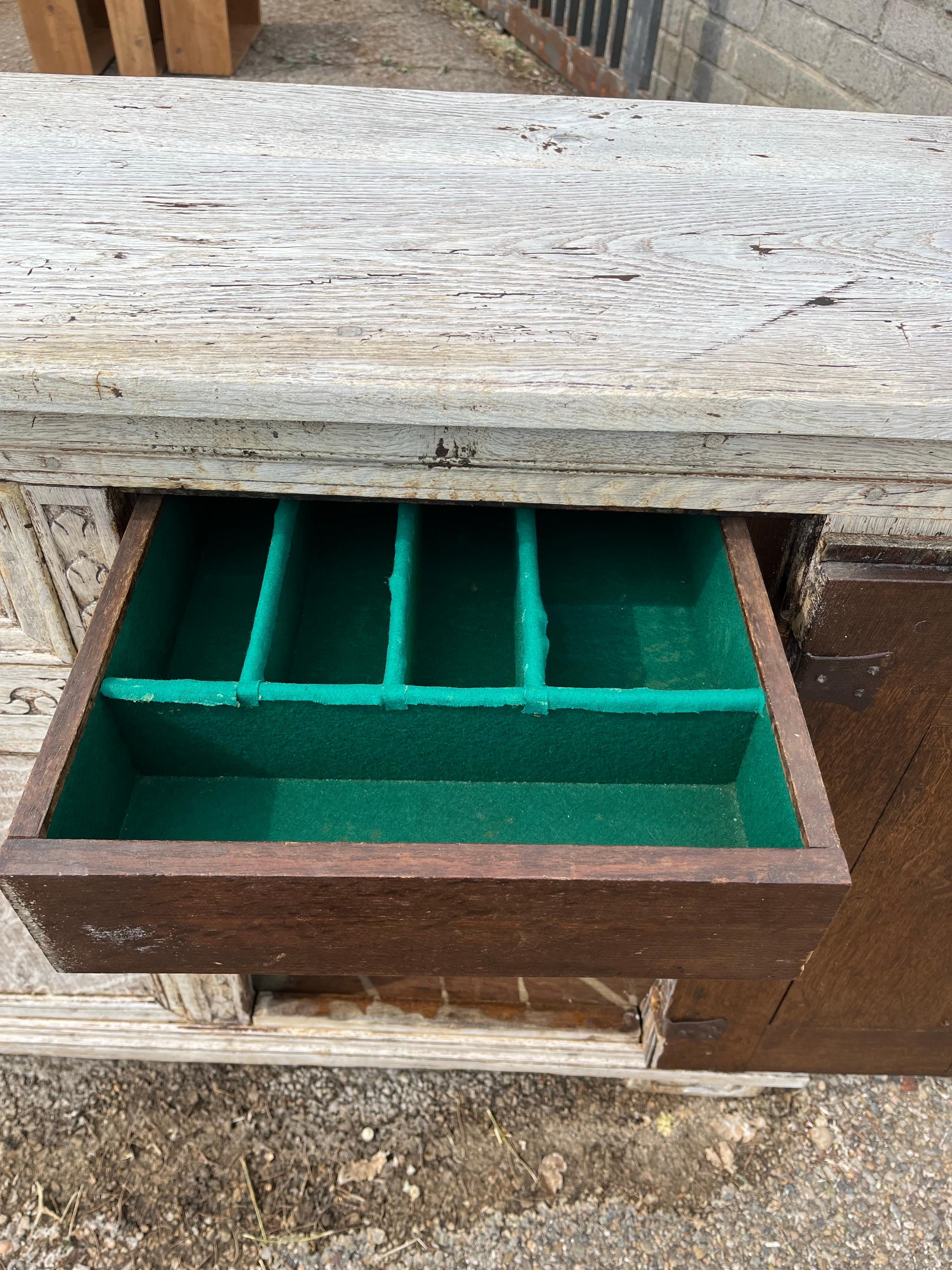 Crédence / Buffet / Buffet hollandais en chêne blanchi du 18e siècle en vente 7