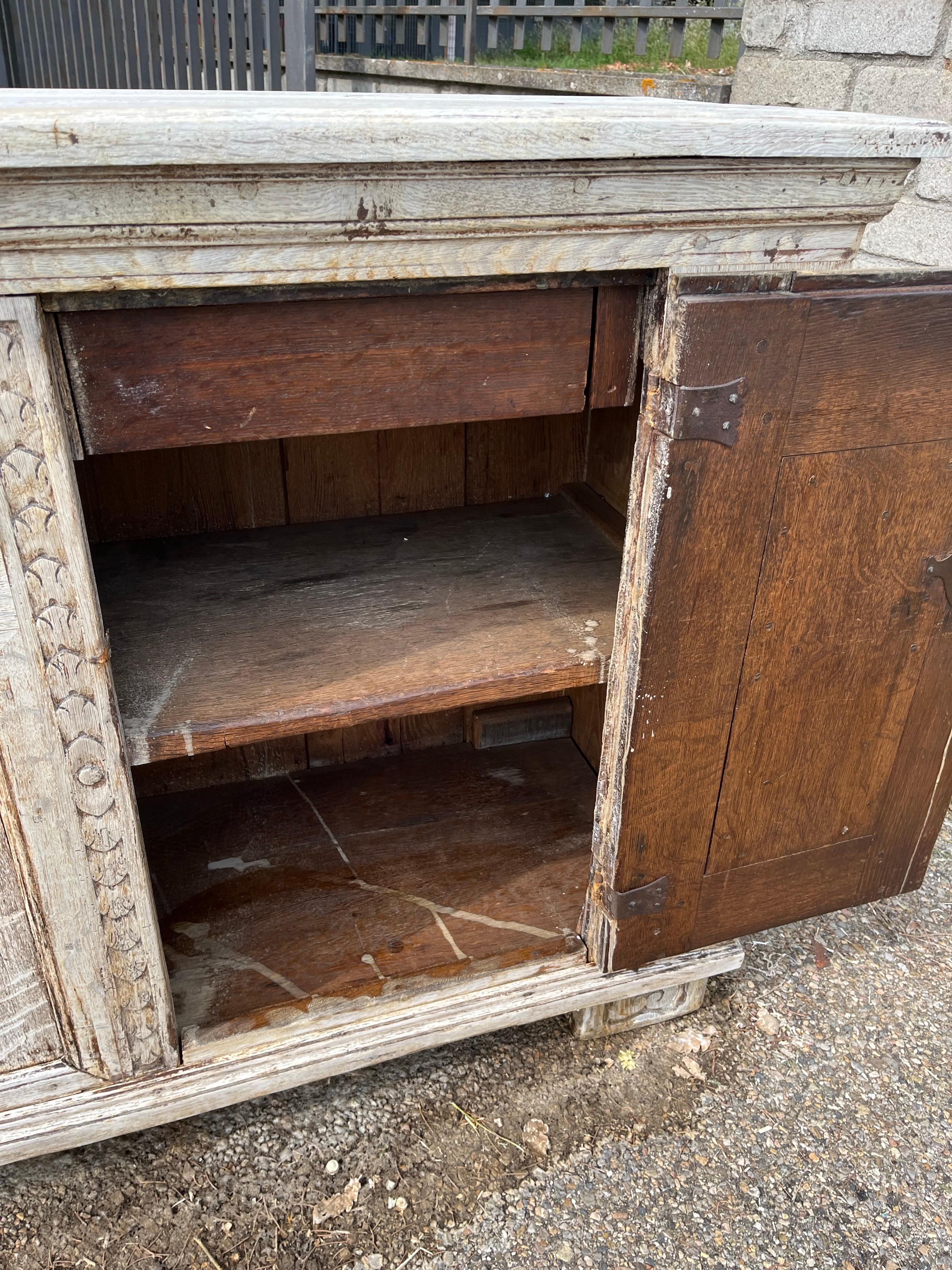 Crédence / Buffet / Buffet hollandais en chêne blanchi du 18e siècle en vente 9