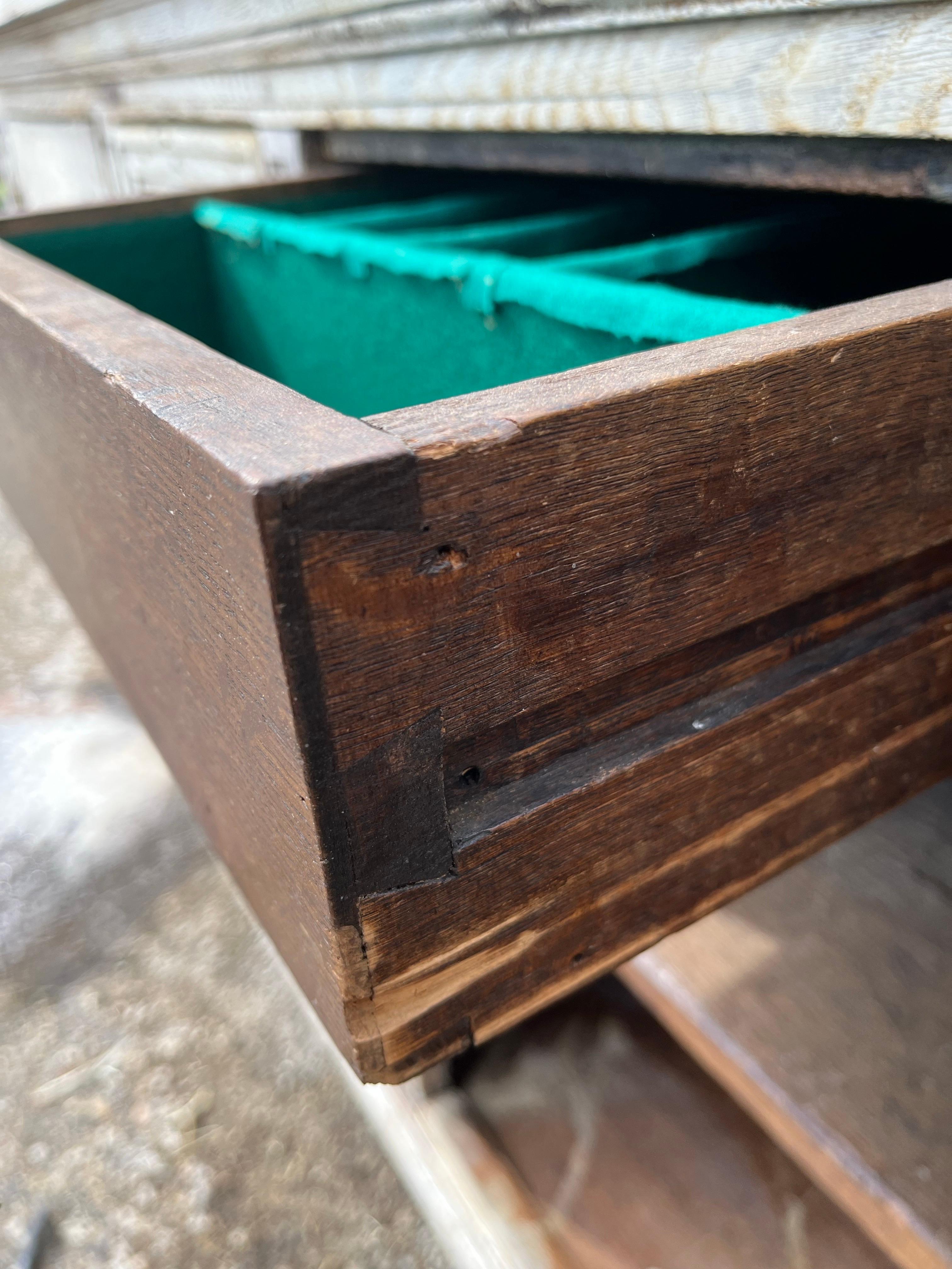Crédence / Buffet / Buffet hollandais en chêne blanchi du 18e siècle en vente 10