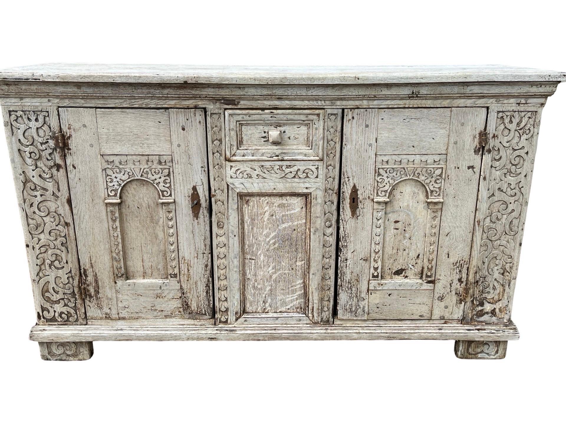 In den Niederlanden Ende des 17. Jahrhunderts handgefertigtes Buffet aus Eiche. Das Buffet ist groß, aber das gebleichte Eichenholz verleiht ihm einen leichten Gesamteindruck, und die handgeschnitzten Details mildern seine rechteckigen Linien. Das