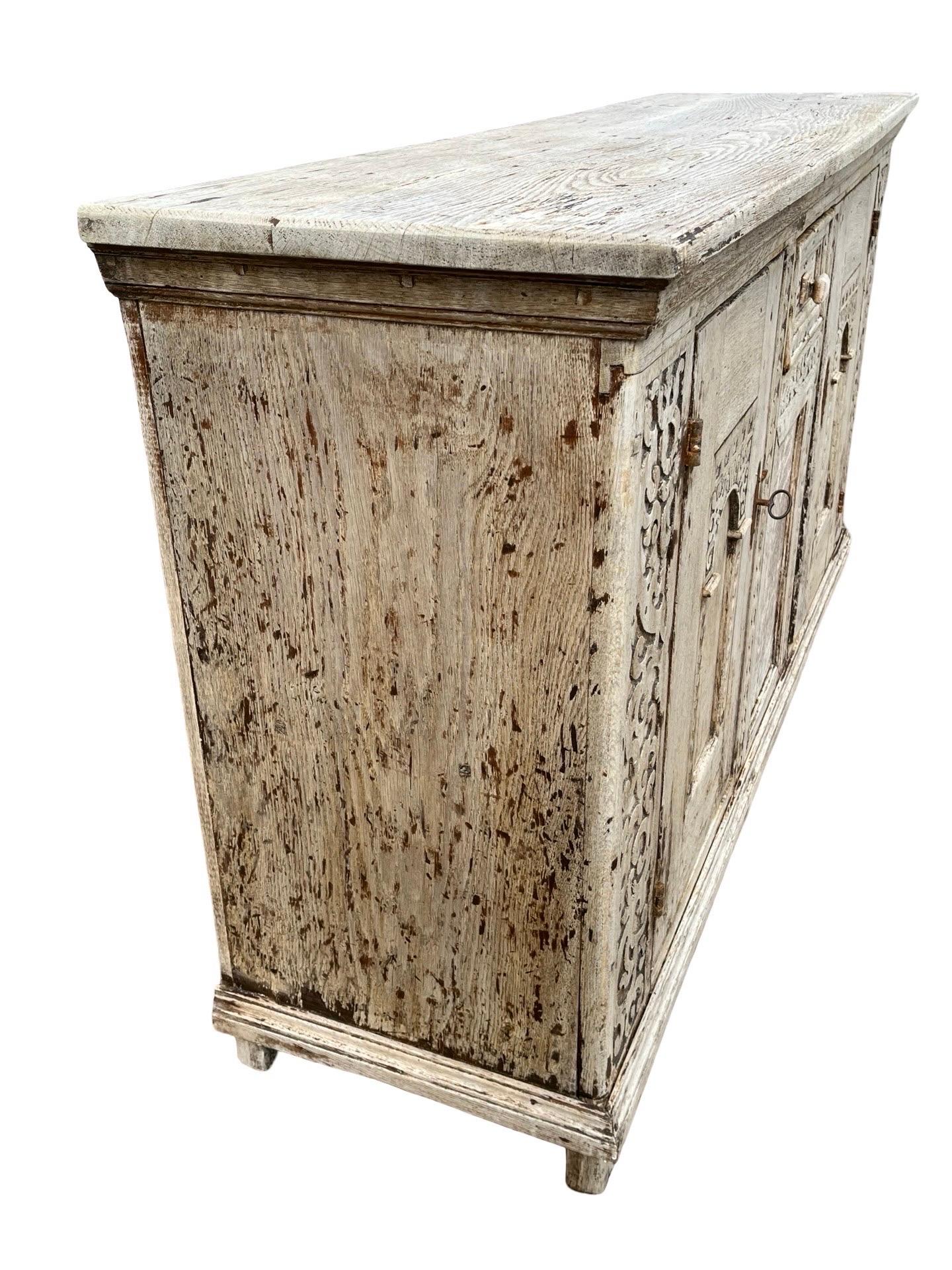 18. Jahrhundert Niederländisch gebleicht Eiche Credenza / Buffet / Sideboard (Gebleicht) im Angebot